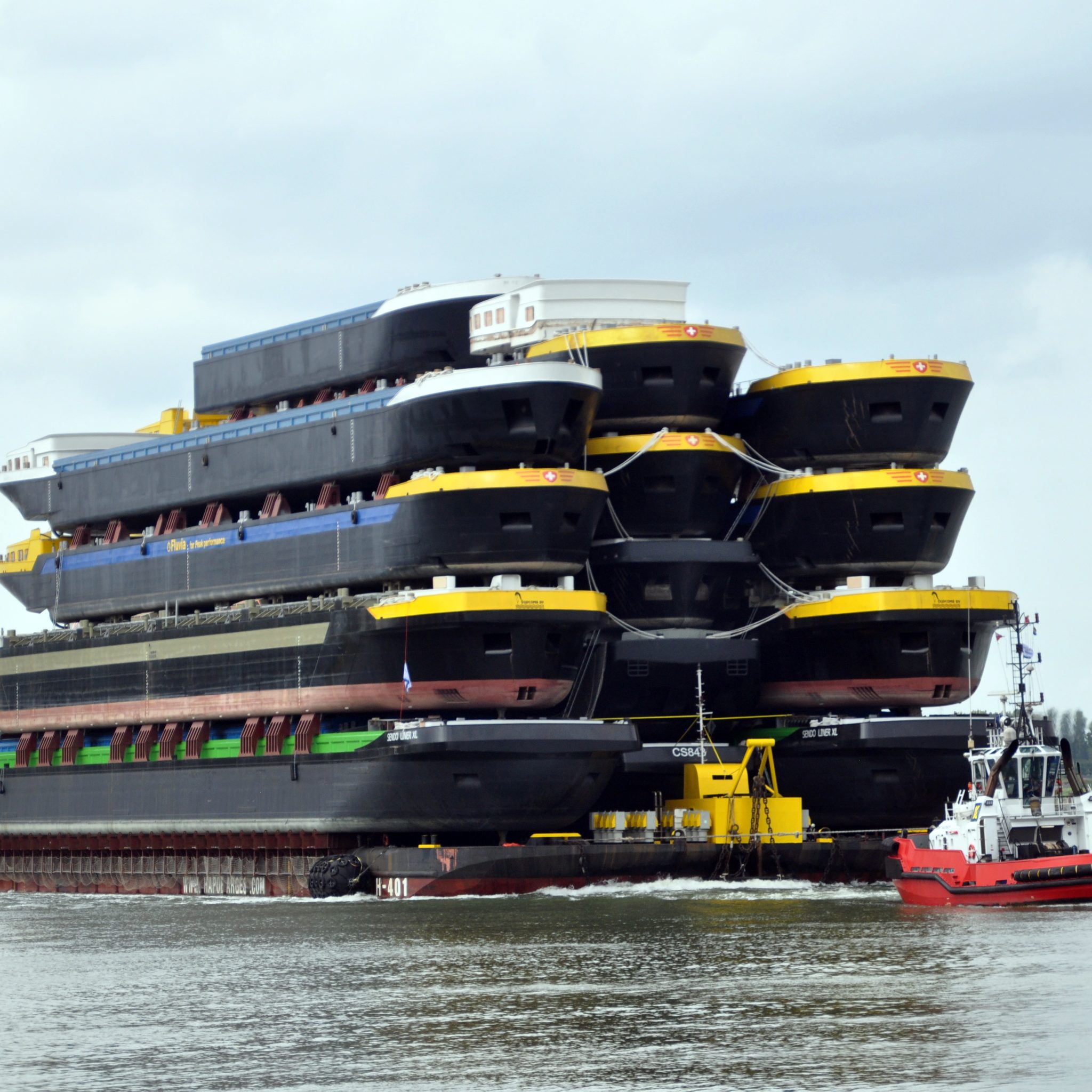 De havenslepers Smit Hudson en Smit Cheetah slepen de ponton H-401 met 18 casco’s naar de Waalhaven in Rotterdam. (Foto PAS Publicaties)