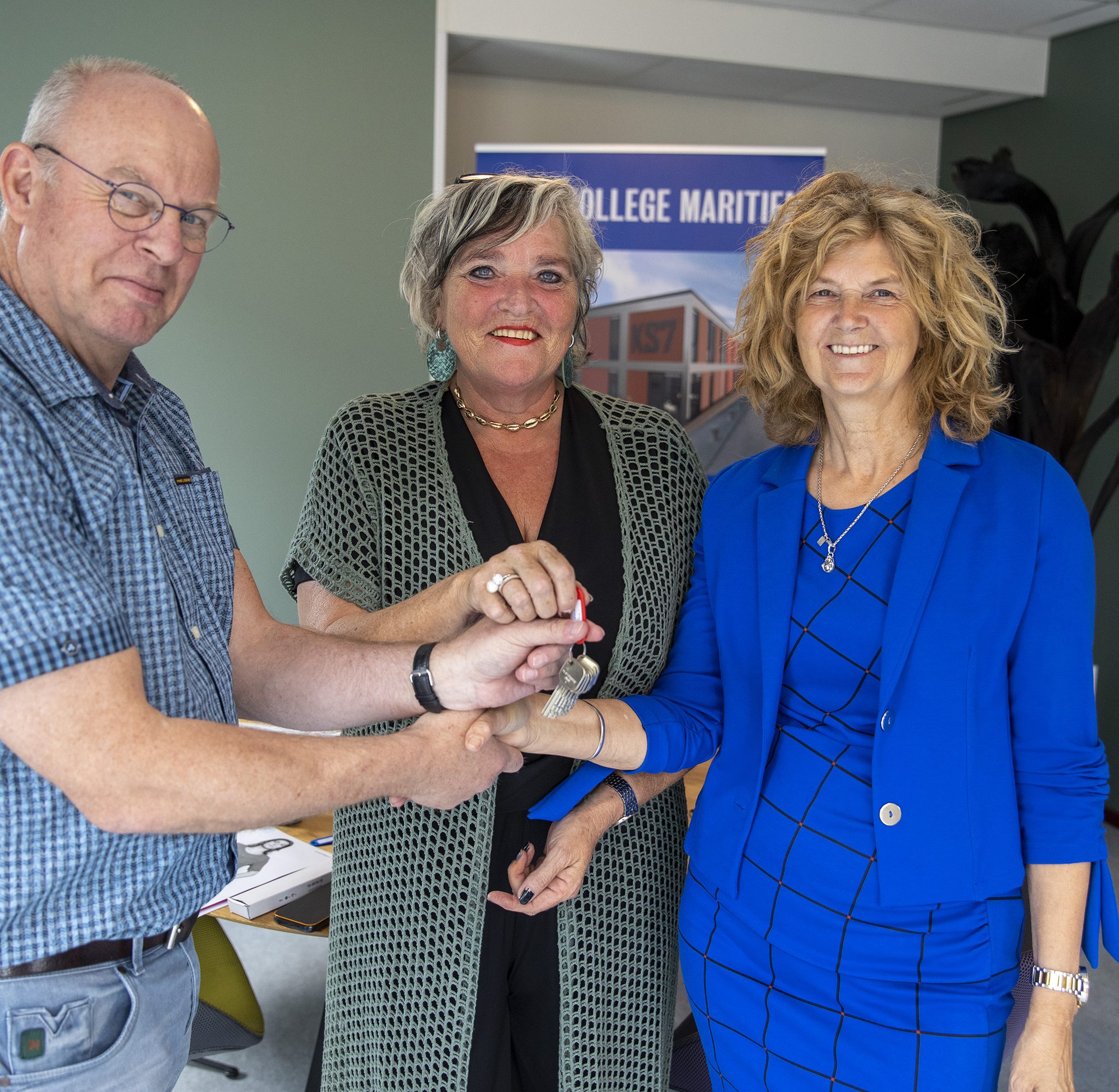 Locatiebeheerder Gea Meems en hoofdconciërge Ella Groeneveld nemen trots de sleutel in ontvangst van de nieuwe studentenhuisvesting Nova College Maritiem. (Foto NCM)