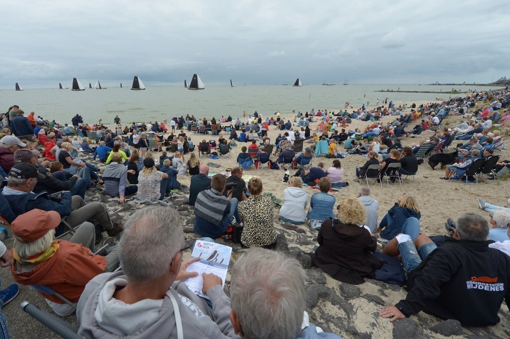 IJsselmeerdijk bij Stavoren, de grootste sporttribune van Fryslân. (Foto Martin de Jong)