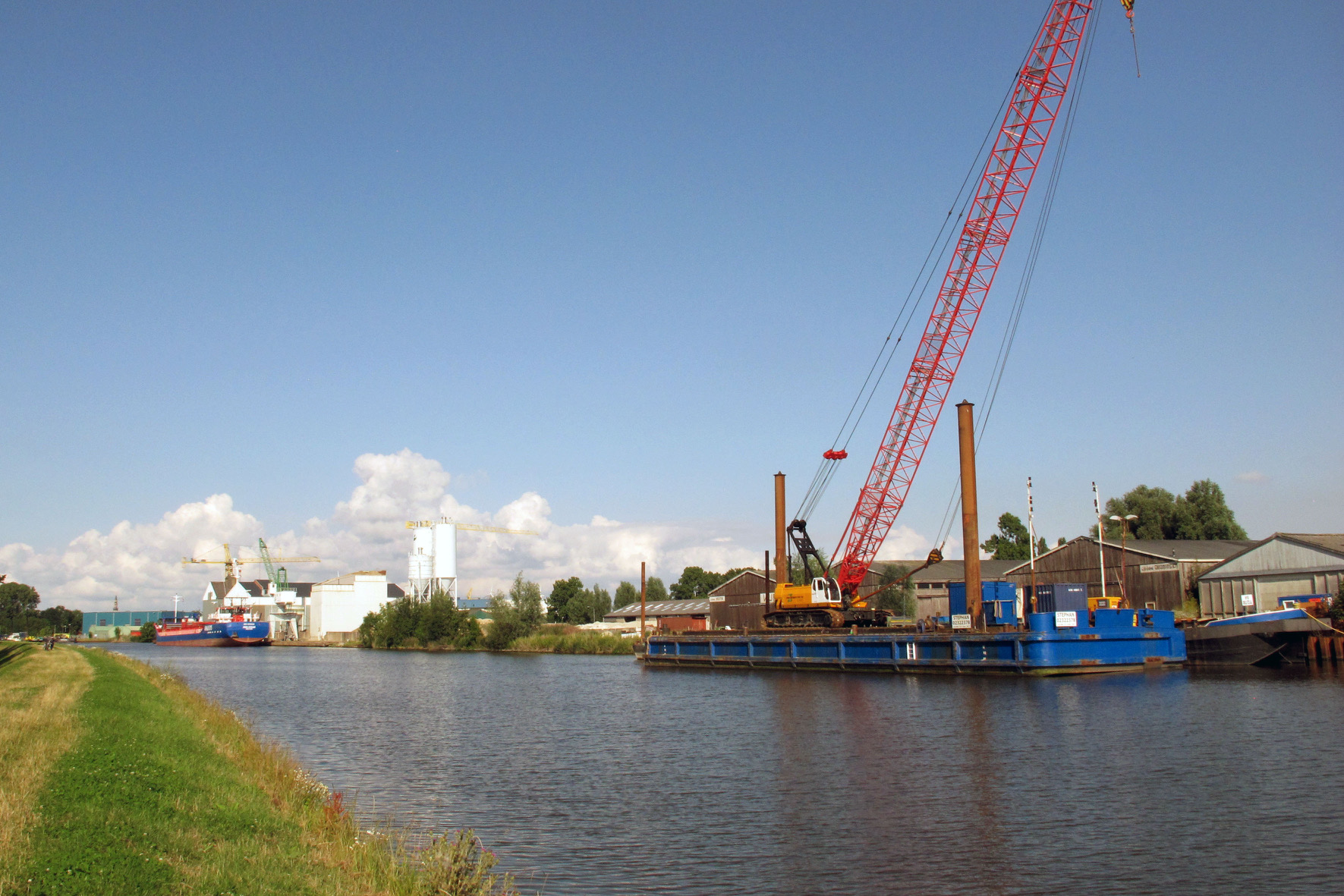 Mede via een crowdfunding wil de Stichting MS Noordborg de gelijknamige coaster naar deze locatie aan het Oude Eemskanaal in Farmsum halen en er ook ruimte bieden aan het nu nog dakloze Bronsmotorenmuseum. (Foto Henk Zuur)
