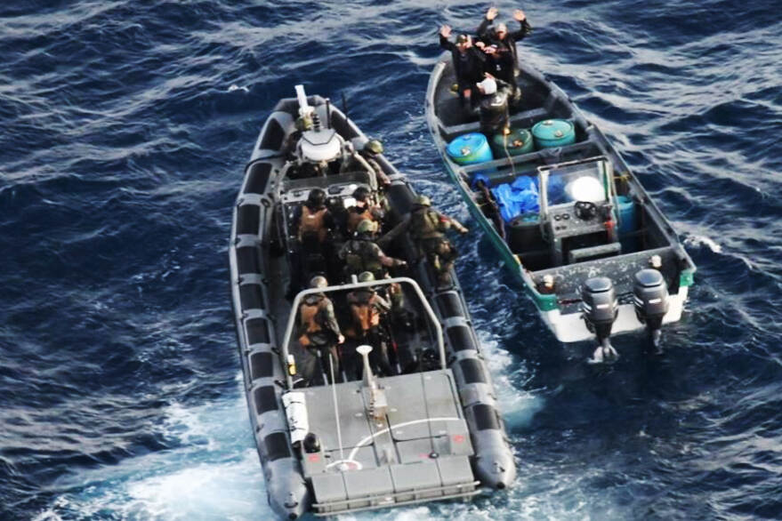 Mariniers van Zr. Ms. Groningen houden de opvarenden van het drugssmokkelvaartuig bij Aruba aan. (Foto Koninklijke Marine) 