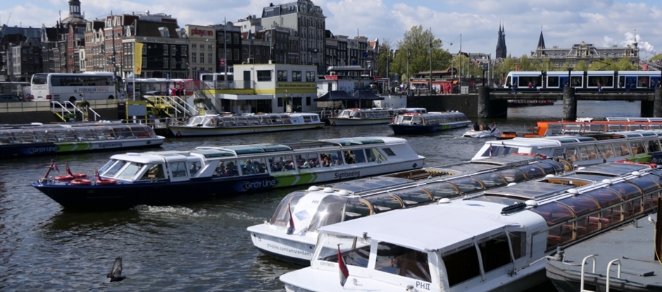Rondvaartboten in Amsterdam. (Archieffoto gemeente Amsterdam)