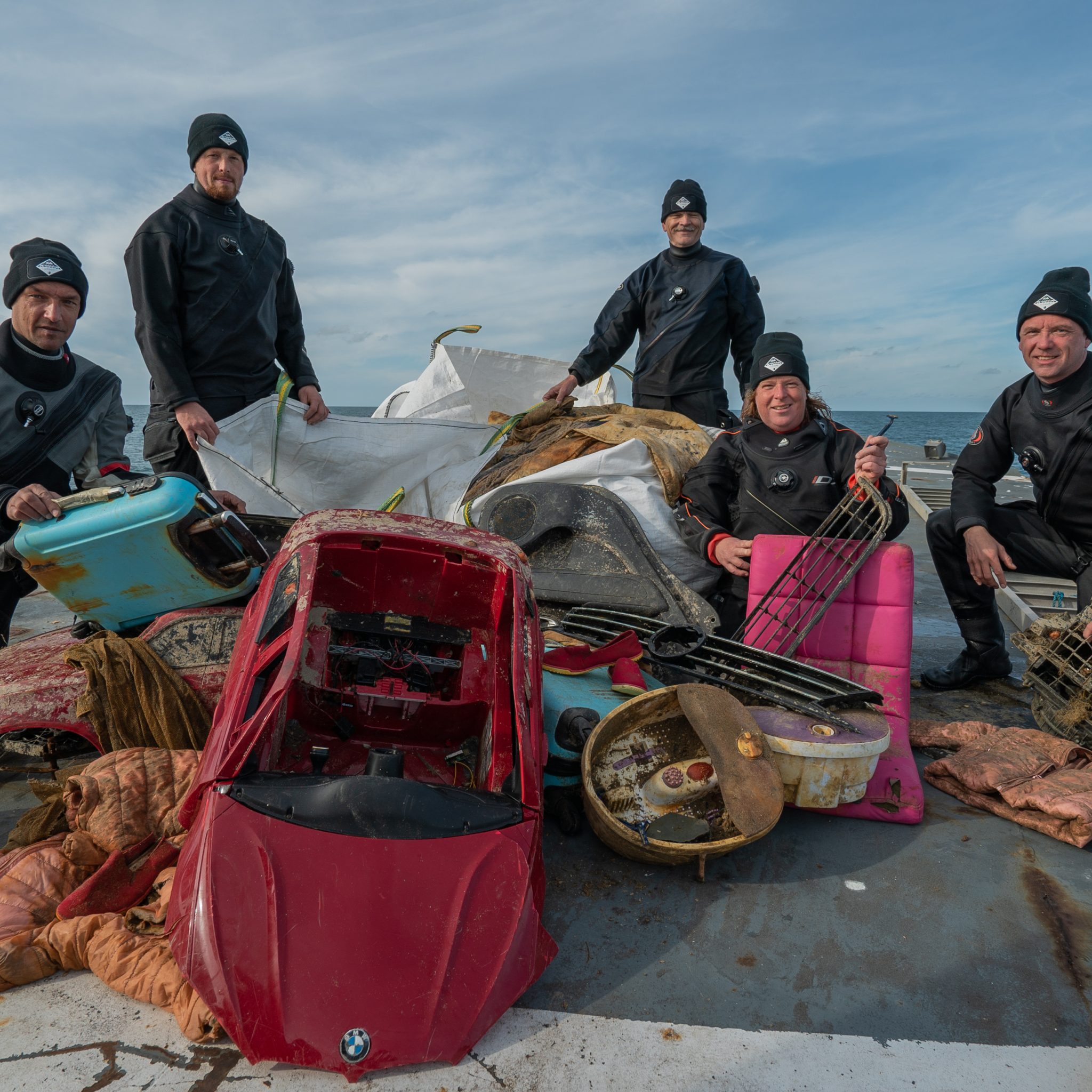Een team van vrijwilligers van Stichting Duik de Noordzee Schoon keerde zondag 15 september terug van een negendaagse duikexpeditie, met 2500 kilo afval uit de Noordzee. (Foto Peter van Rodijnen)