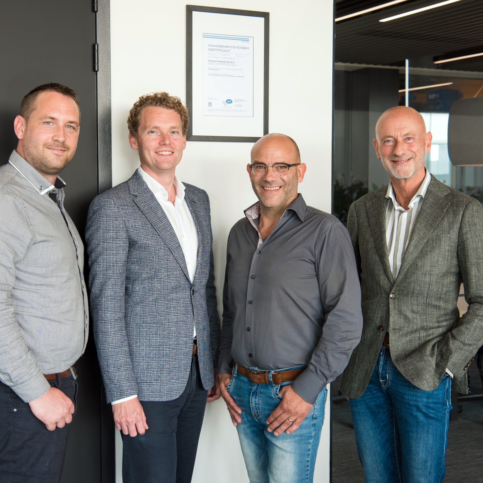 Op de foto van links naar rechts: Sander Roosjen, verantwoordelijk voor ISO-certificering bij Koedood Dieselservice, met de directieleden Peter Snijders, Bert Koedood en Arie Koedood. (Foto Chantal de Visser / Tal Fotografie)