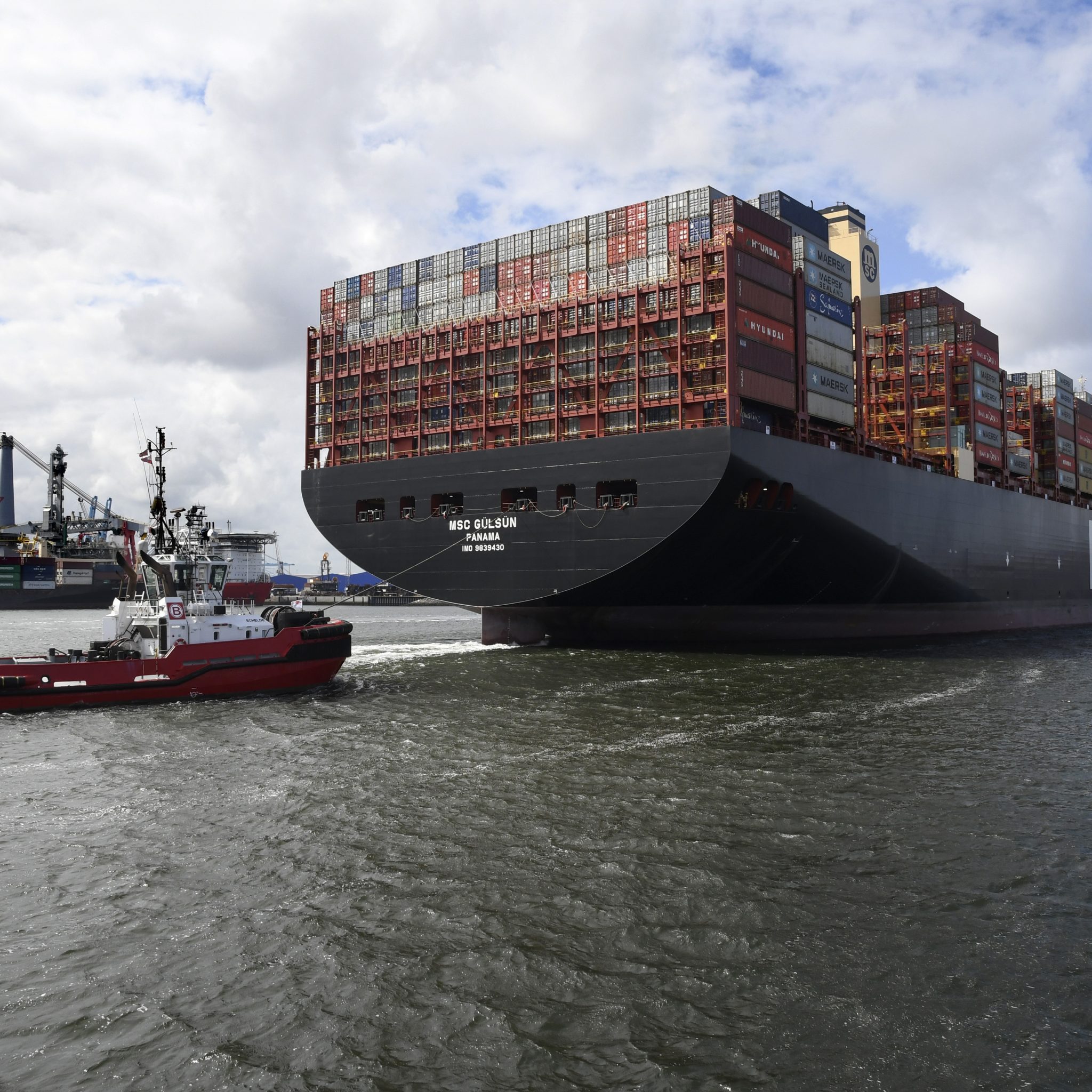 24 containers op een rij breed, een nieuw record in de containervaart. (Foto Port of Rotterdam, fotograaf Ries van Wendel de Joode)