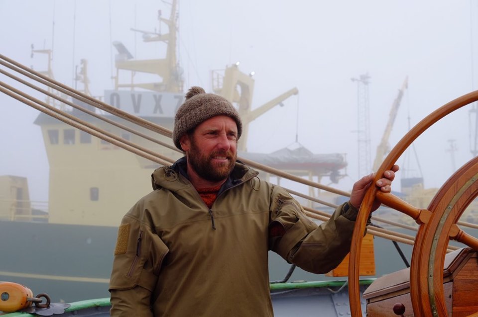Kapitein Gijs Sluik bij vertrek uit Ilulissat. (Foto bemanning Tecla)