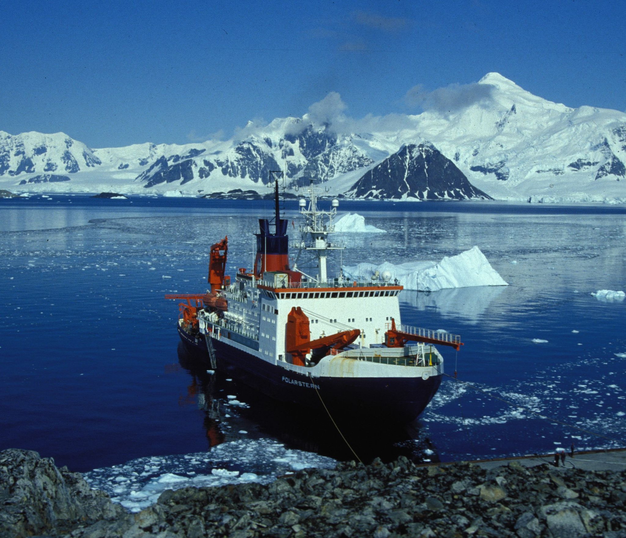 IJsbreker Polarstern is de basis van de expeditie naar de Noordpool. (Archieffoto Wikimedia / Hannes Grobe, Alfred Wegener Institute for Polar and Marine Research) 