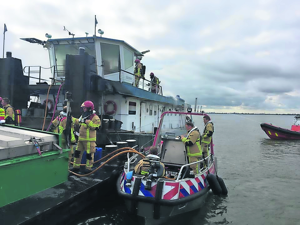 Reddingsboten brachten brandweermensen naar de duwboot Friso. (Facebook-foto Brandweer Marken)