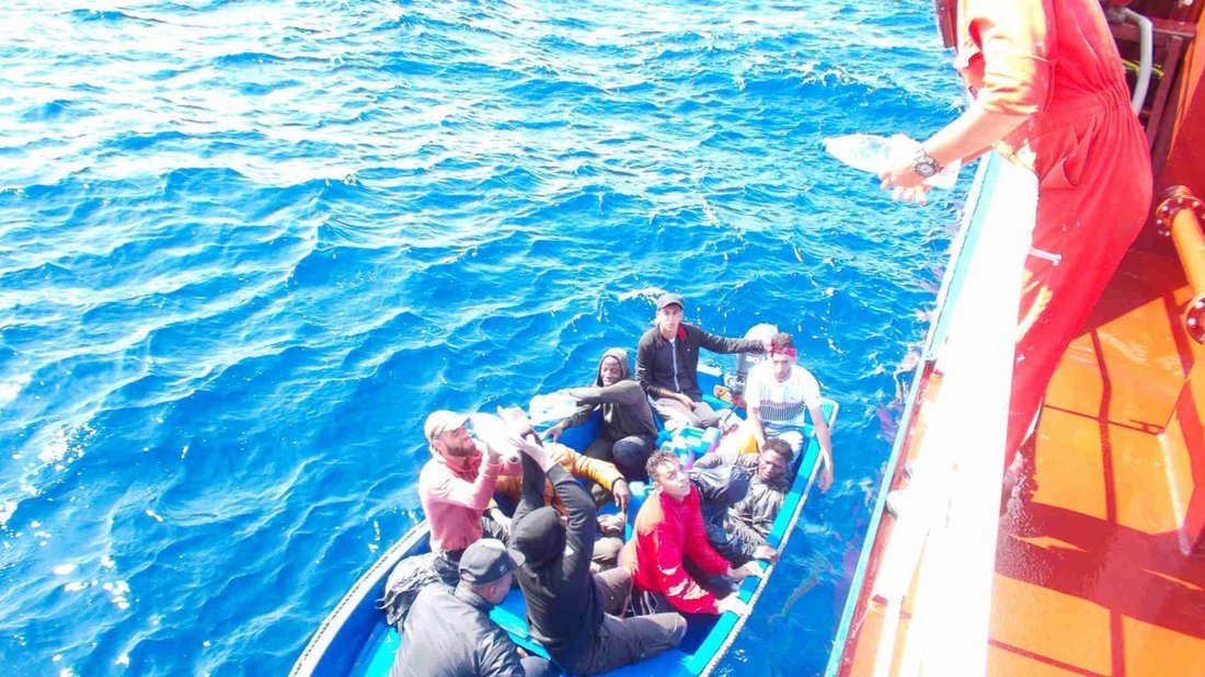 De bemanning van de Fehn Calypso uit het Duitse Leer ging maandag 2 september voor de Middellandse Zeekust op 45 mijl van Algerije in overleg met de Spaanse reddingscoördinatie in Almeria langszij een houten boot met tien vluchtelingen. Drie uur later werden de mannen aan boord genomen van de reddingboot Salvamare Spika, die ze naar Spanje bracht. Diezelfde dag waagden acht boten met in totaal 310 vluchtelingen de oversteek van Noord-Afrika naar Spanje. De meesten werden door de Spaanse marine en kustwacht naar de vaste wal gebracht (Foto Fehn Ship Management) 