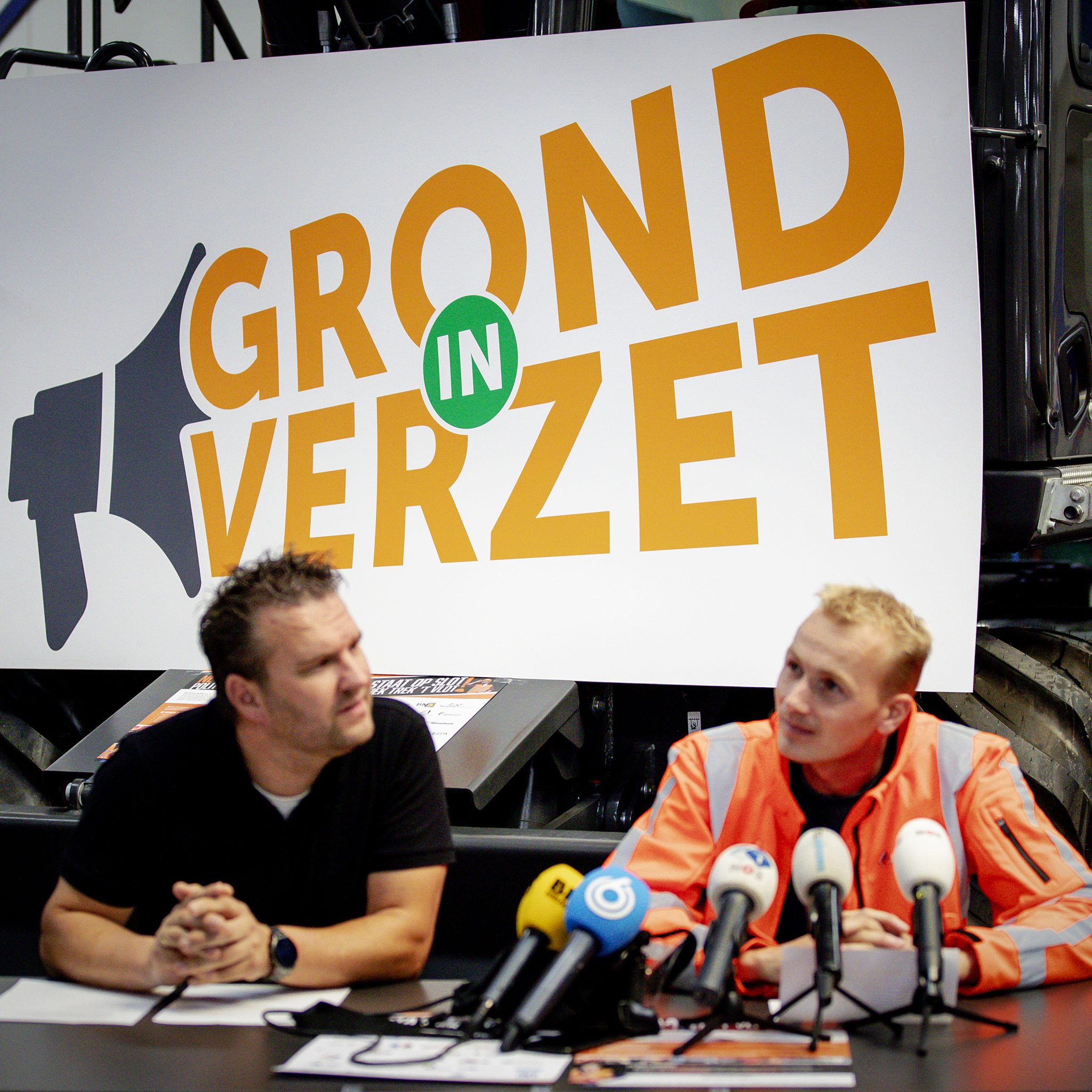 Arnold Tuytel en Klaas Kooiker, voorzitters van Stichting Grond in Verzet, tijdens een persconferentie over het Malieveldprotest van de bouwwereld tegen het stikstofbeleid. (Foto ANP / Robin van Lonkhuijsen)