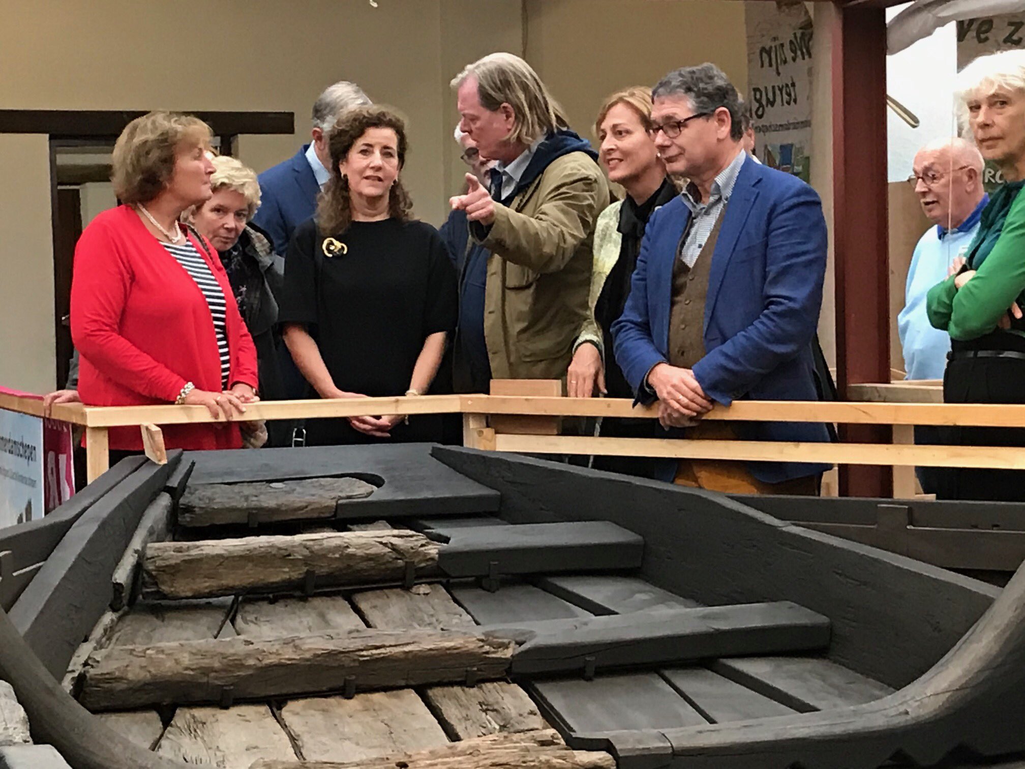 Cultuurminister Ingrid van Engelshoven nam tijdens de Nationale Archeologiedagen een kijkje bij de laatste restauratiewerkzaamheden voor het eerste Zwammerdamschip in openluchtmuseum Archeon in Alphen aan den Rijn. (Twitterfoto @cjvanvelzen)