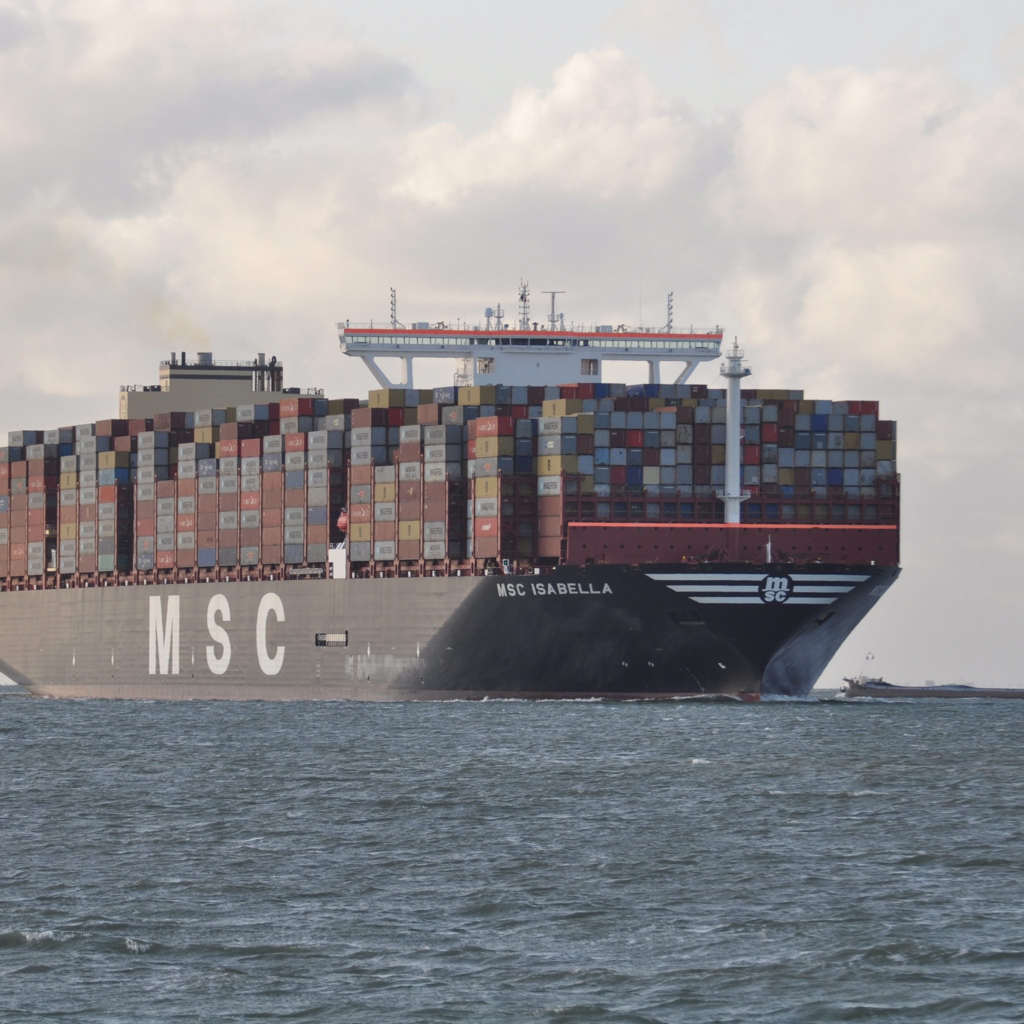 De MSC Isabella, het tot nu toe allergrootste containerschip op de Westerschelde, met een beunschip op tegengestelde koers. (Foto Adri van de Wege)