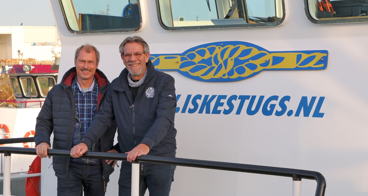 Jan Plug en Cees de Baere, auteurs van het jubileumboek ‘Iskes 50 jaar, door wilskracht ontstaan’, op de Pollux van Iskes. (Foto auteurs)