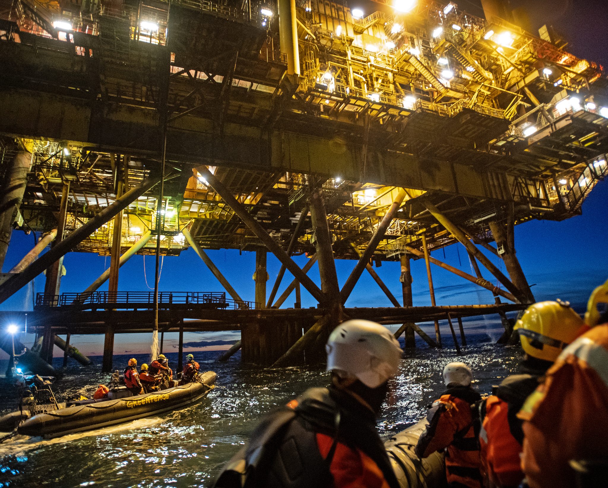 Greenpeace activisten uit Nederland, Duitsland en Denemarken beklommen maandag twee Brent-olieplatforms, waarvan Shell de fundamenten wil laten staan. (Foto Marten van Dijl / Greenpeace)