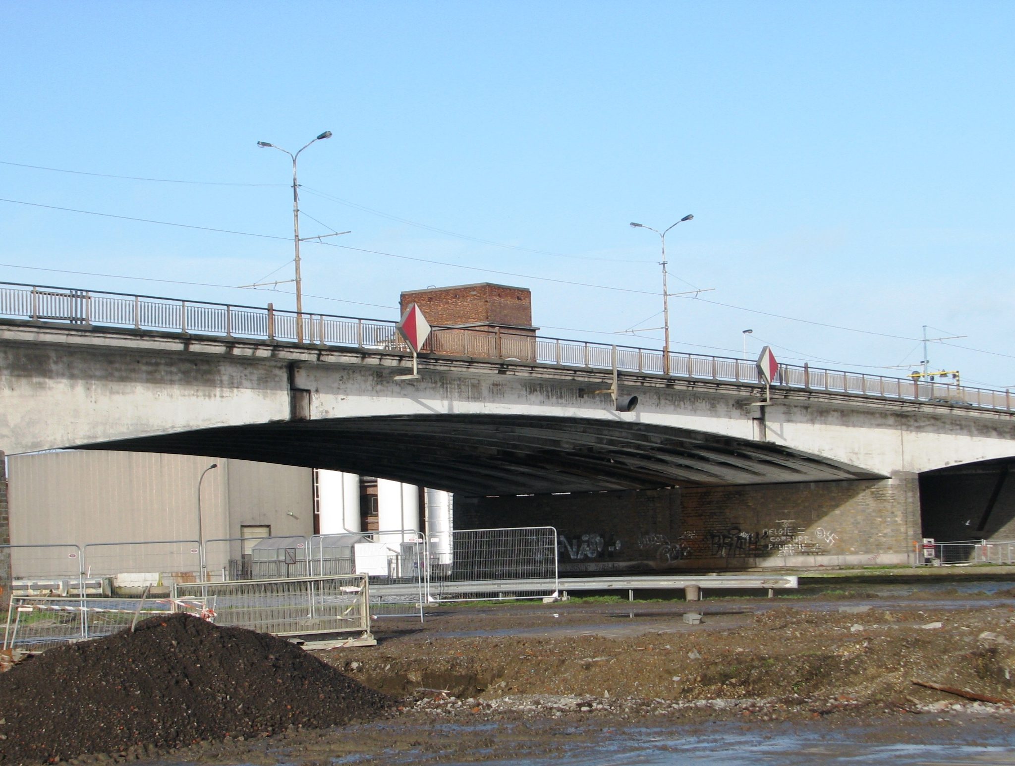 Na een aanvaring door een duwkonvooi werd de doorvaart onder de Theunisbrug  afgesloten. (Foto Justin Gleissner)