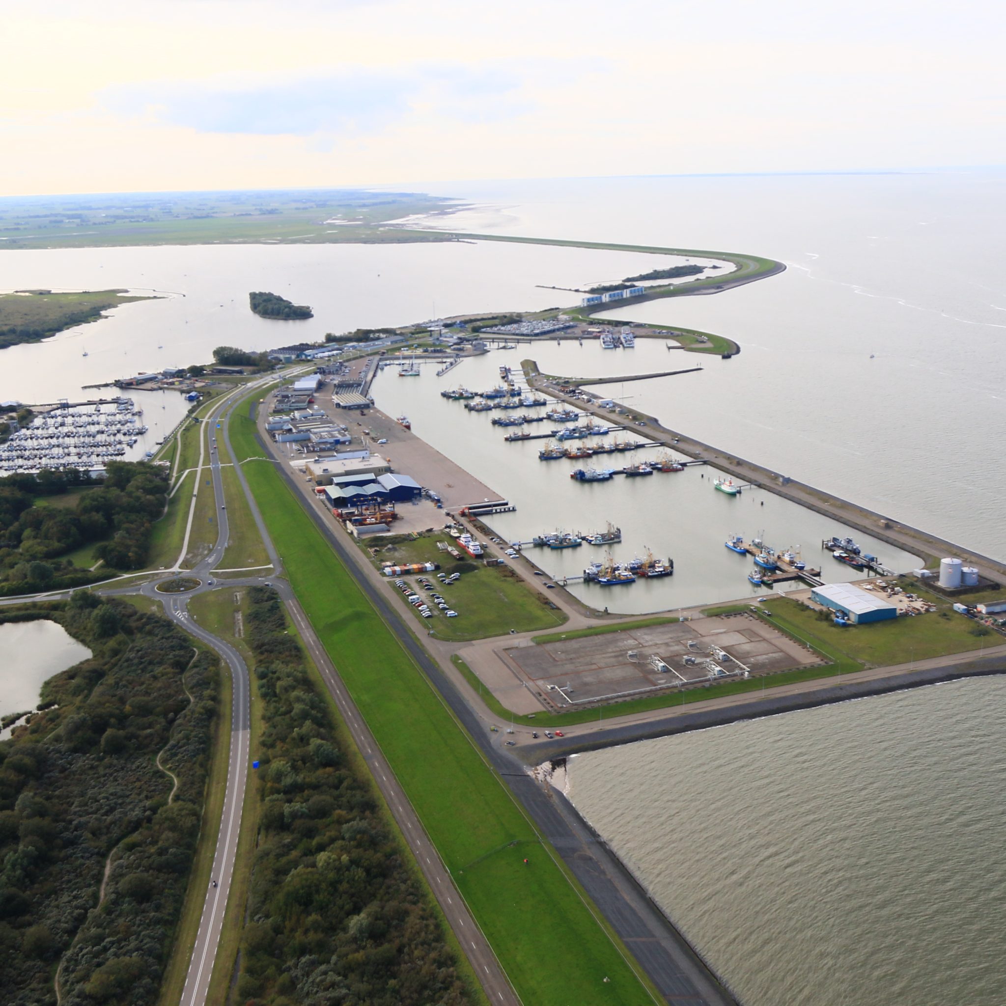 Luchtfoto van een reguliere inspectie van de haven van Lauwersoog. (Foto Luchtsurveillance Rijkswaterstaat)