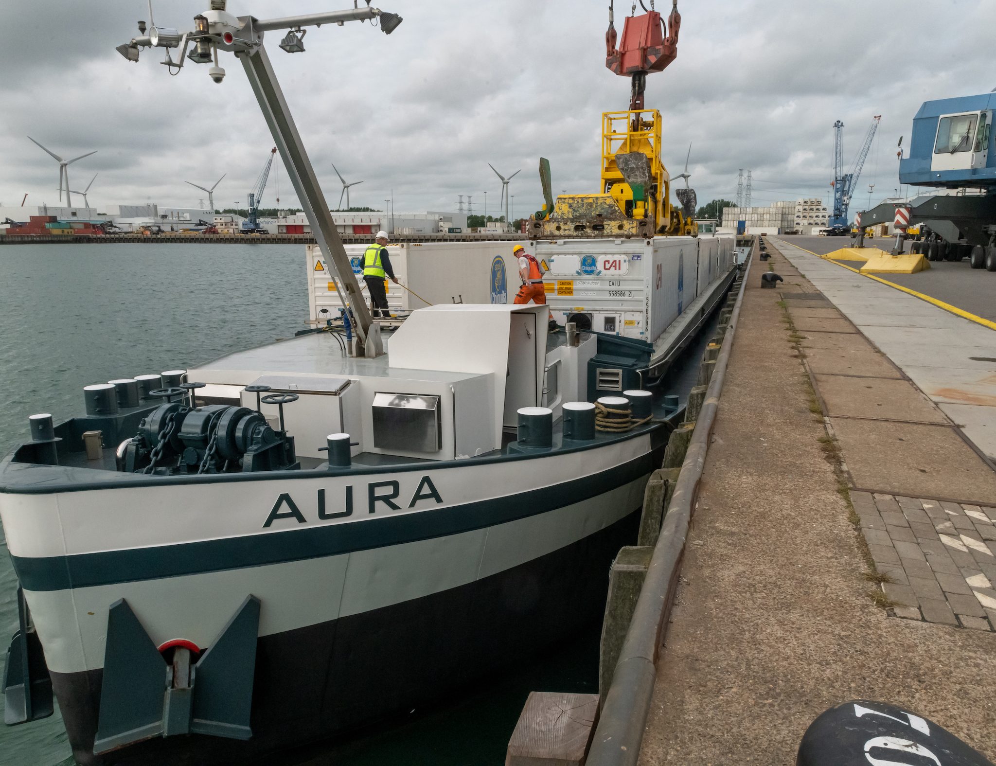 Het binnenvaartcontainerschip Aura geladen met bananencontainers haalt de CO2-uitstoot sterk naar beneden. (Foto Paul Martens / Kloosterboer)