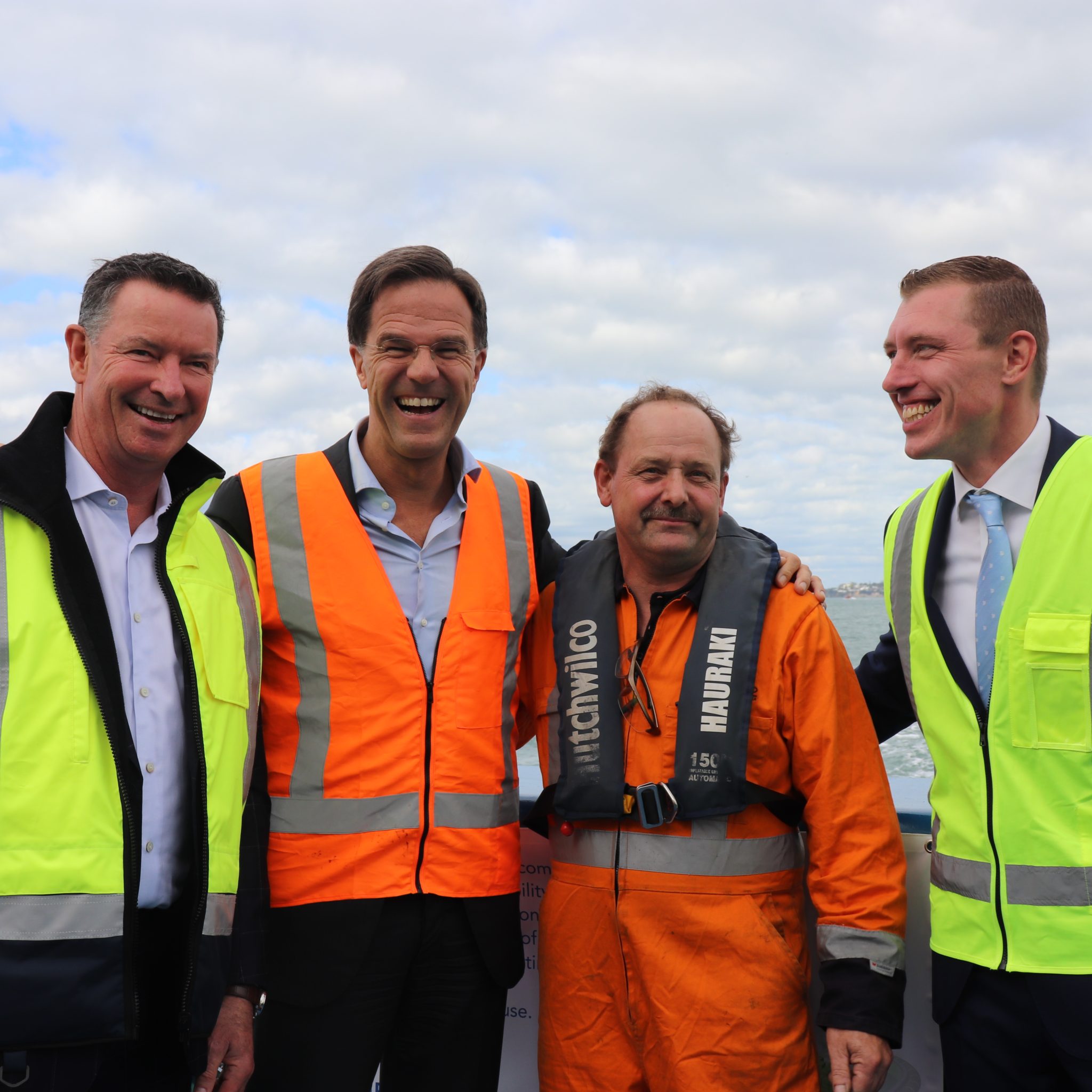 Van links naar rechts: Tony Gibson (CEO Ports of Auckland), Premier Rutte, Rob Willihagen (Marine Technical Superintendent), Sjoerd de Bruin (Damen Shipyards). (Foto Damen Shipyards)