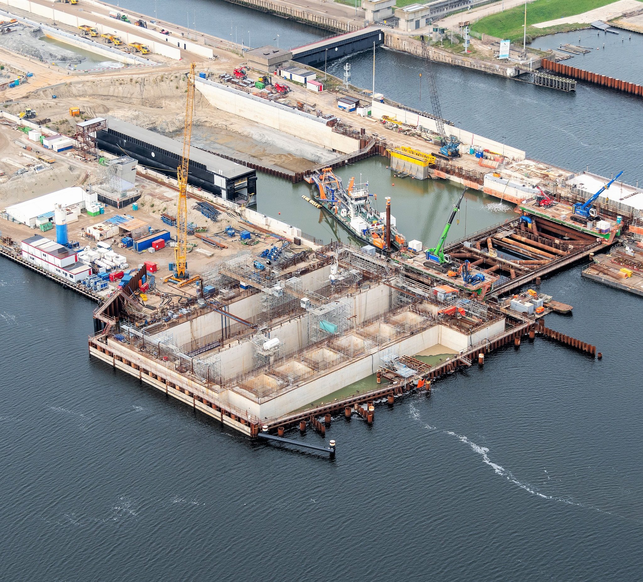 De nu afgezonken tweede deurkas van de nieuwe zeesluis in IJmuiden is 81 meter lang, 55 meter breed en 28 meter hoog. (Foto Rijkswaterstaat / Topview Luchtfotografie)
