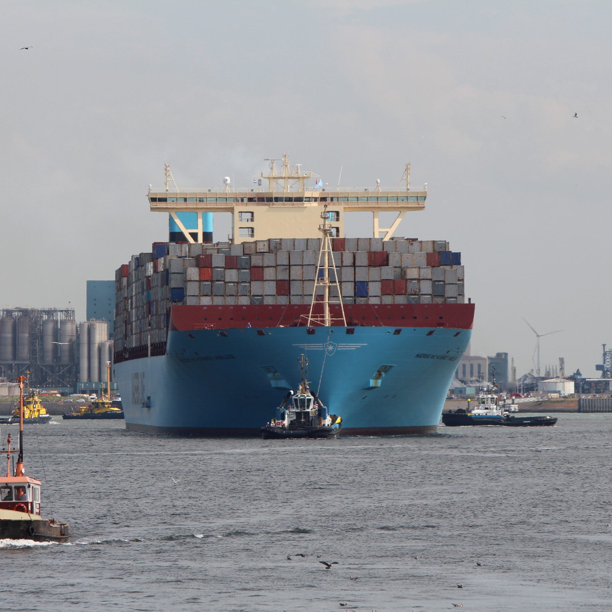 Een beeld uit betere tijden: de Maersk McKinney-Møller wordt in 2013 binnengehaald door Smit-slepers. (Archieffoto Schuttevaer)