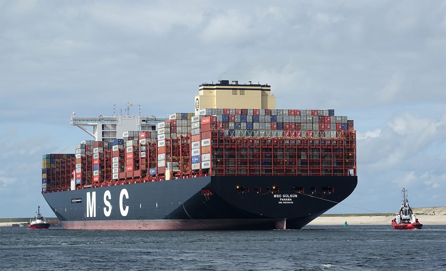 MSC Gülsün het grootste containerschip ter wereld. Het 400 meter lange en 62 meter brede schip heeft een capaciteit van 23.756 TEU (20 voets standaardcontainers). De MSC Gülsün is het eerste containerschip dat Rotterdam binnenliep met over de breedte 24 containers naast elkaar. (Foto Kees Torn / Havenbedrijf Rotterdam).