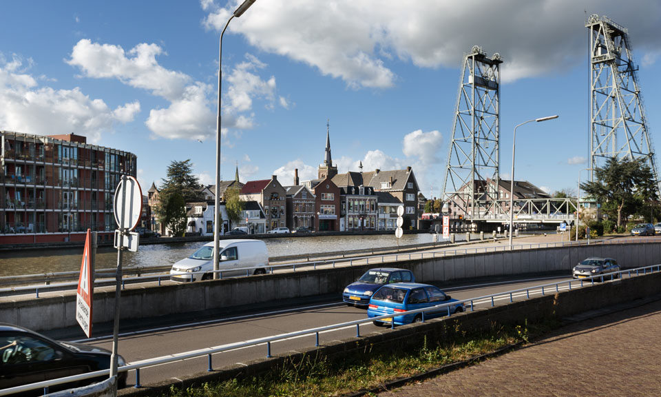 Scheepvaart en wegverkeer in Boskoop nog drie weken gestremd. (Foto Provincie Zuid-Holland)