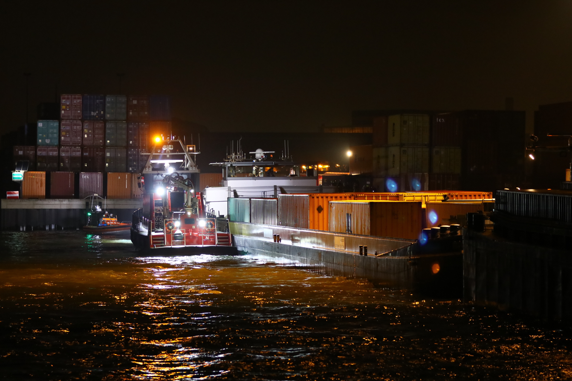 Nadat er containers waren gelost maakte de MSC Maas geen water meer. (Foto MediaTV / Mick Goeree)