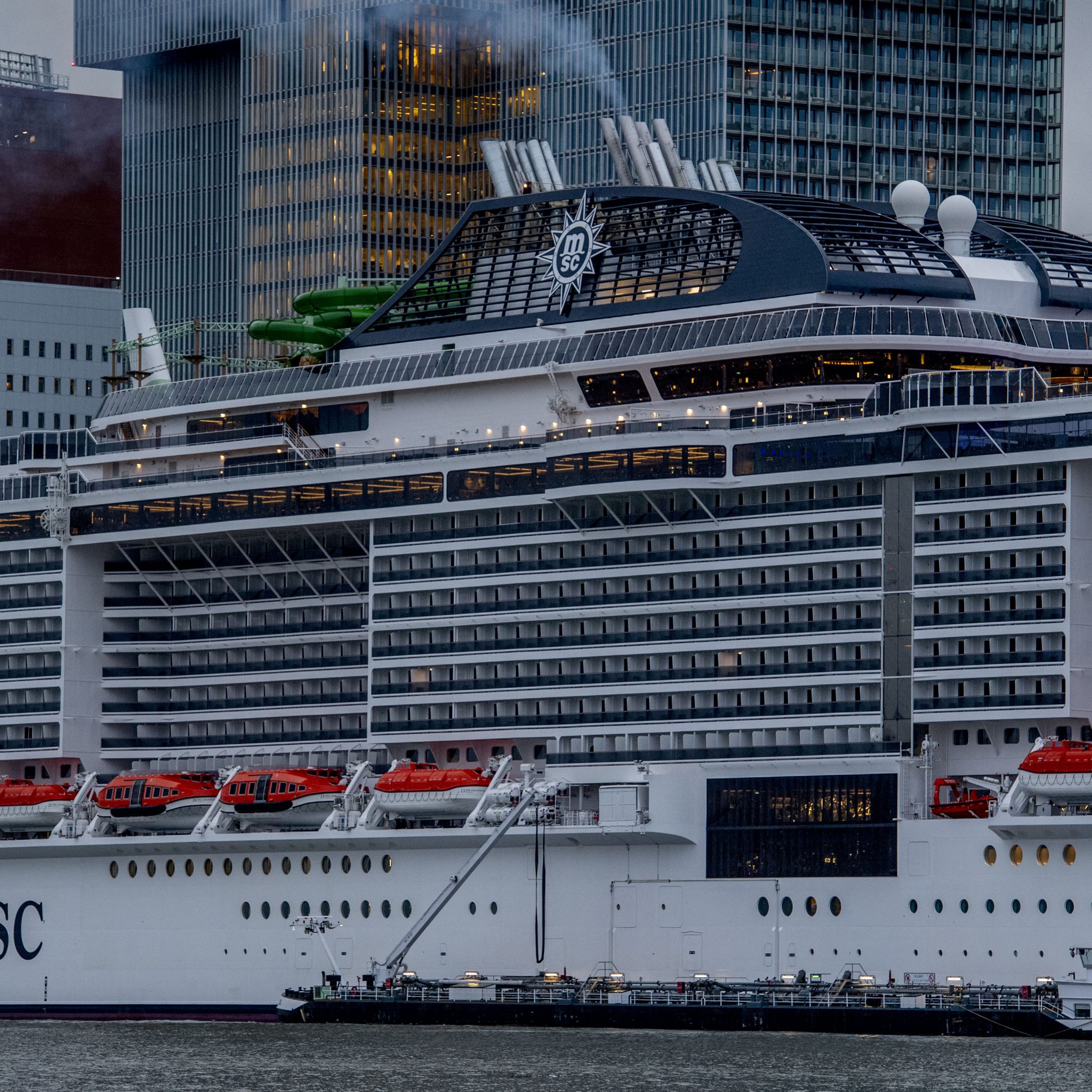 De MSC Grandiosa arriveert aan de Holland Amerikakade van Cruiseport Rotterdam. Volgens eigenaar MSC Cruises gaat het om het meest milieuvriendelijk en meest innovatieve cruiseschip ter wereld. (Foto ANP / Robin Utrecht)