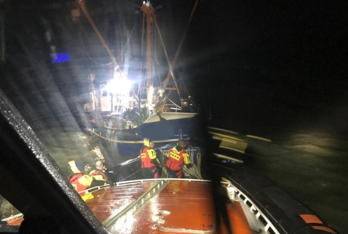 De KNRM-reddingboot Zeemanshoop schiet de Belgische kotter Z55 te hulp. (Foto KNRM Breskens)
