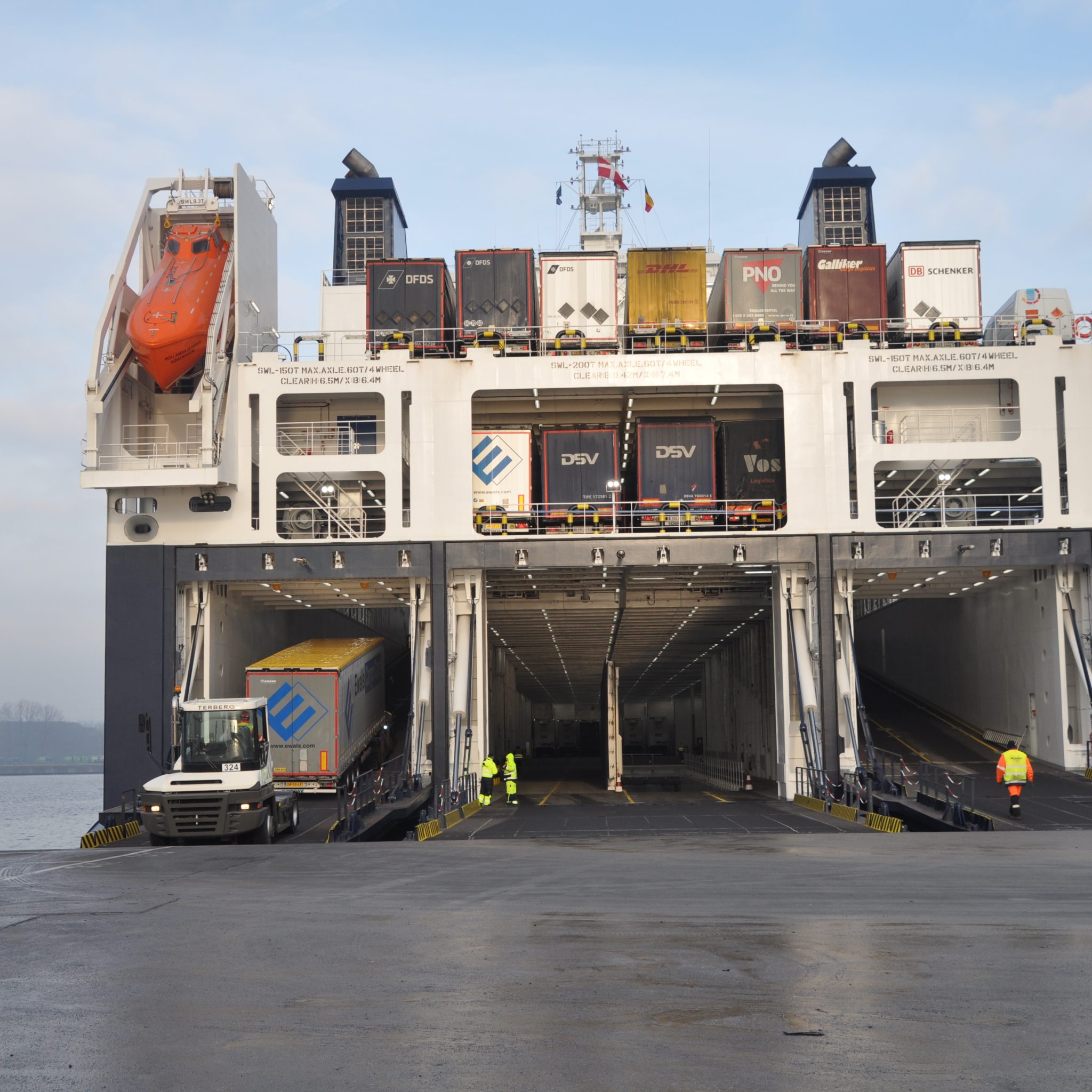 De Hollandia Seaways is voorzien van een uniek laadkleppensysteem: drie onafhankelijke laadkleppen, die tegelijk laden en lossen van trailers toelaten, wat de verblijfstijd in de haven aanzienlijk verkort. (Foto Adrie van de Wege)