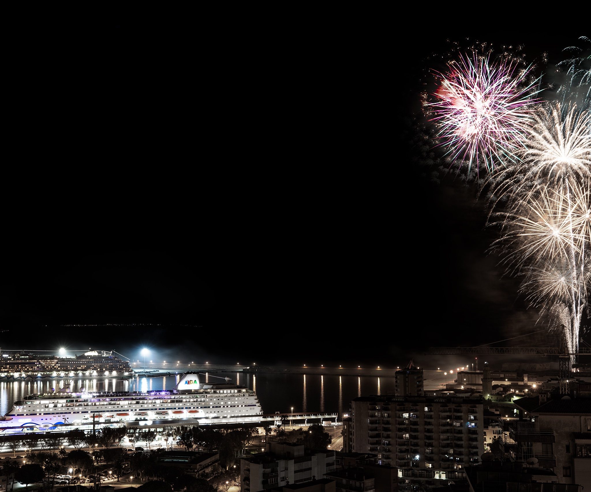 Vuurwerk boven de haven van Palma de Mallorca bij de doop van het van Costa Cruises overgenomen schip. (Foto Aida)
