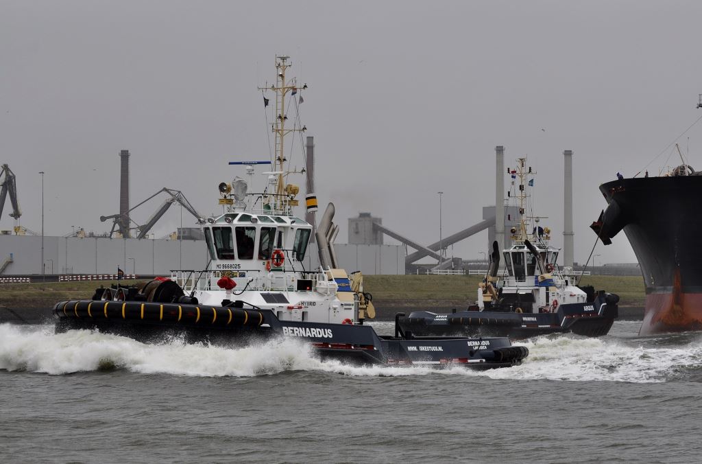 De Bernardus en de Argus van Iskes in actie voor Port Towage Amsterdam. Nadat de joint venture uiterlijk 31 januari 2020 wordt opgeheven, varen de ingebrachte schepen en personeelsleden van Iskes voor Svitzer. (Archieffoto PTA)