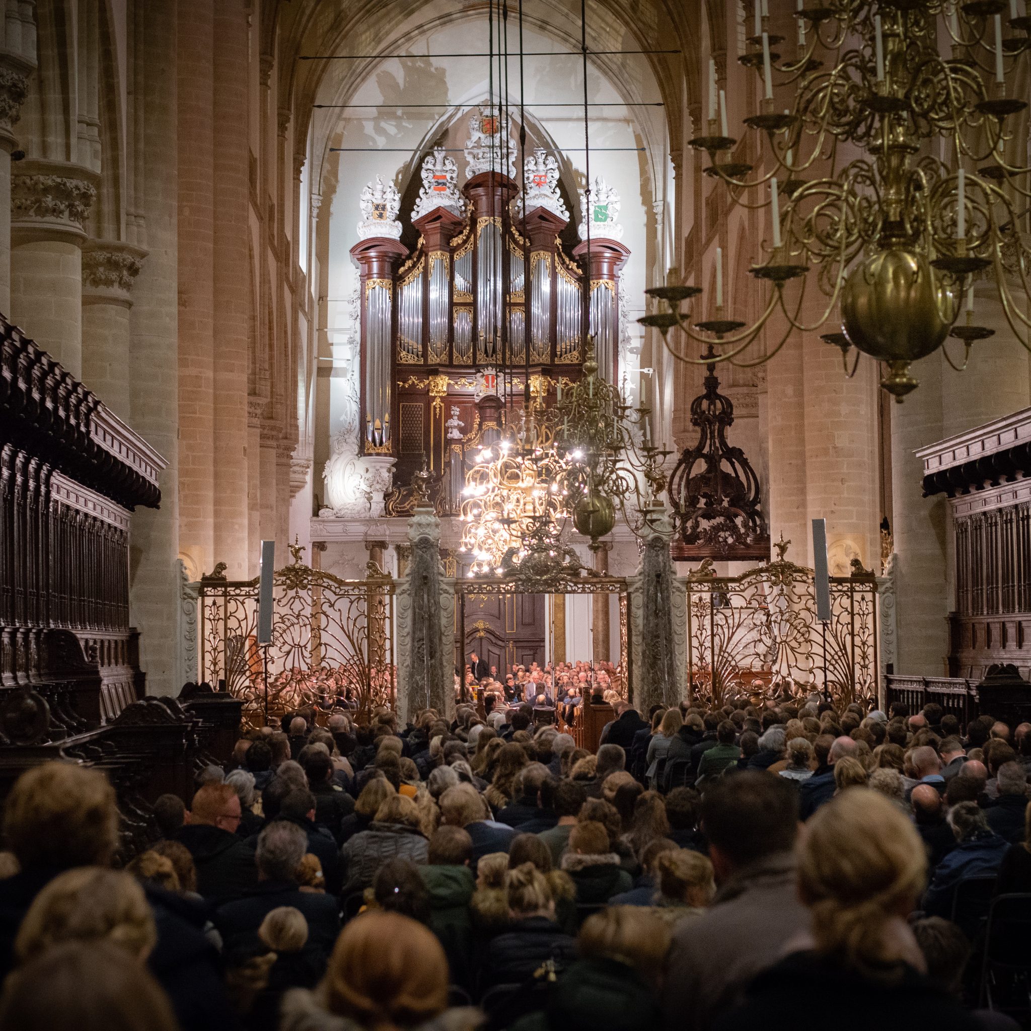 Samenzangavond met André Nieuwkoop in de Grote Kerk van Dordrecht. (Foto Raak Media / Matthias van Bloemendaal)