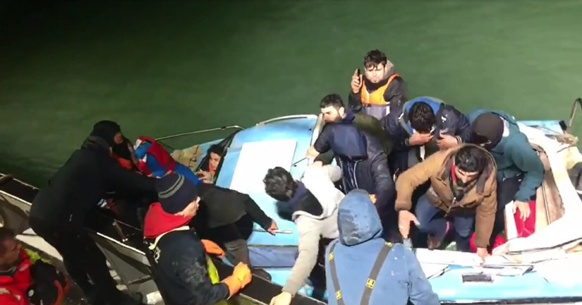 Urker vissers hebben zondagavond 21 vluchtelingen uit het Kanaal gered, onder wie een baby en een peuter. (Internet-foto Bemanning Z-182)