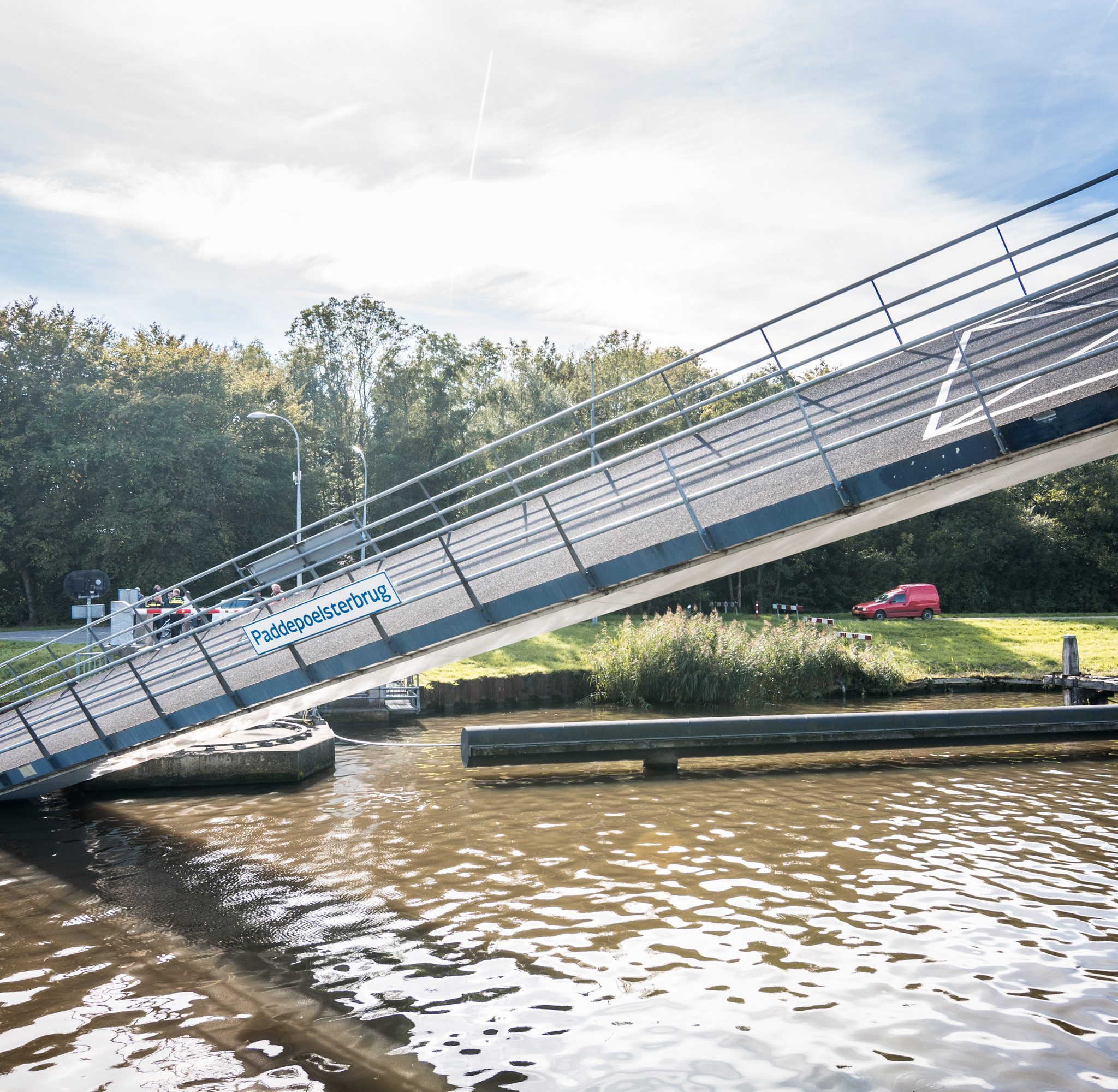 De Paddepoelsterbrug werd na de bedieningsfout van zijn fundatie geduwd door de Andamento en kwam gedeeltelijk in het water terecht. (Archieffoto De Vries Media)