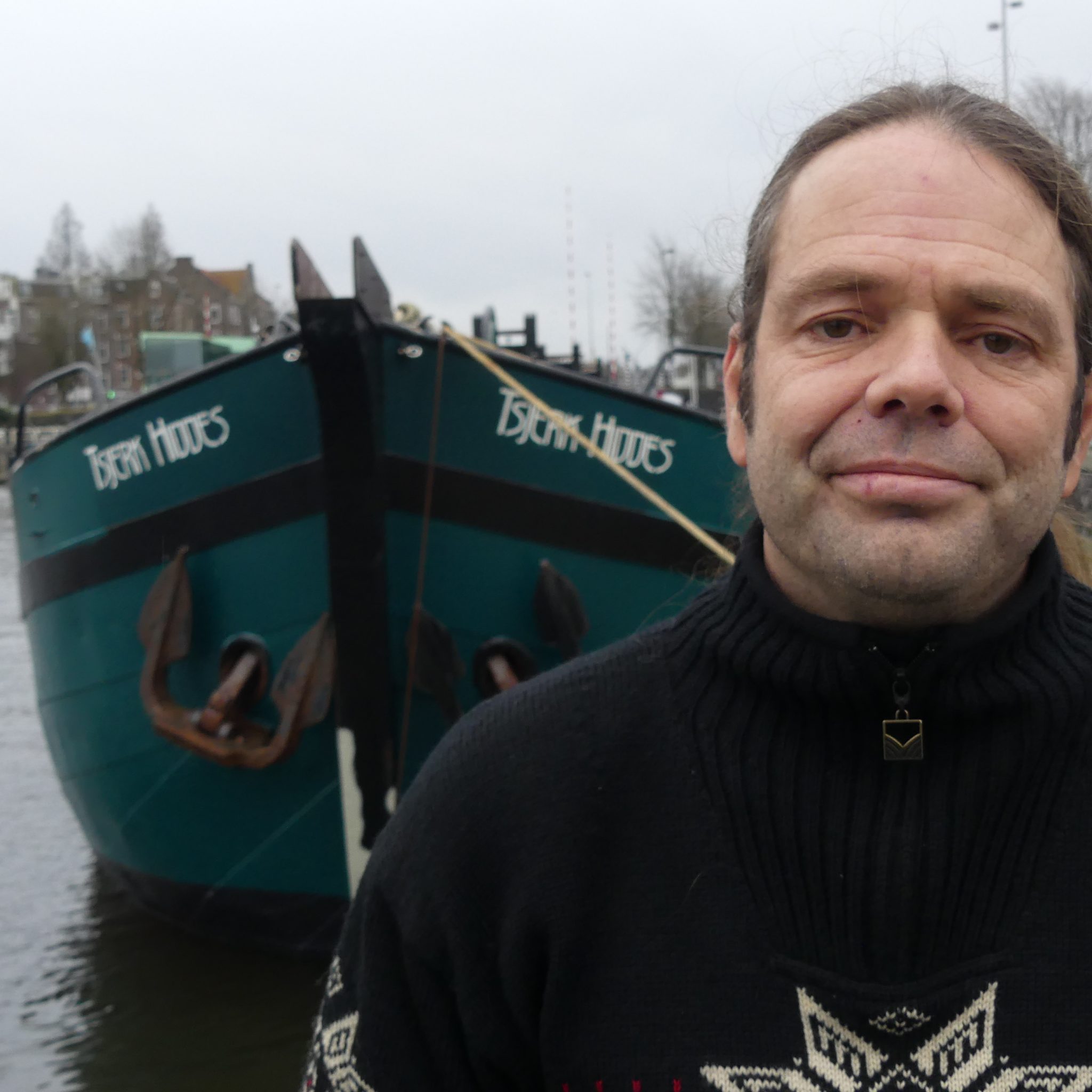 Peter Hassing voor de tijdelijk mastloze Tsjerk Hiddes. ‘Hij heeft een hele botte kop. Tegen de golven in op het IJsselmeer heb je buiswater tot op het achterdek.' (Foto Heere Heeresma jr.)