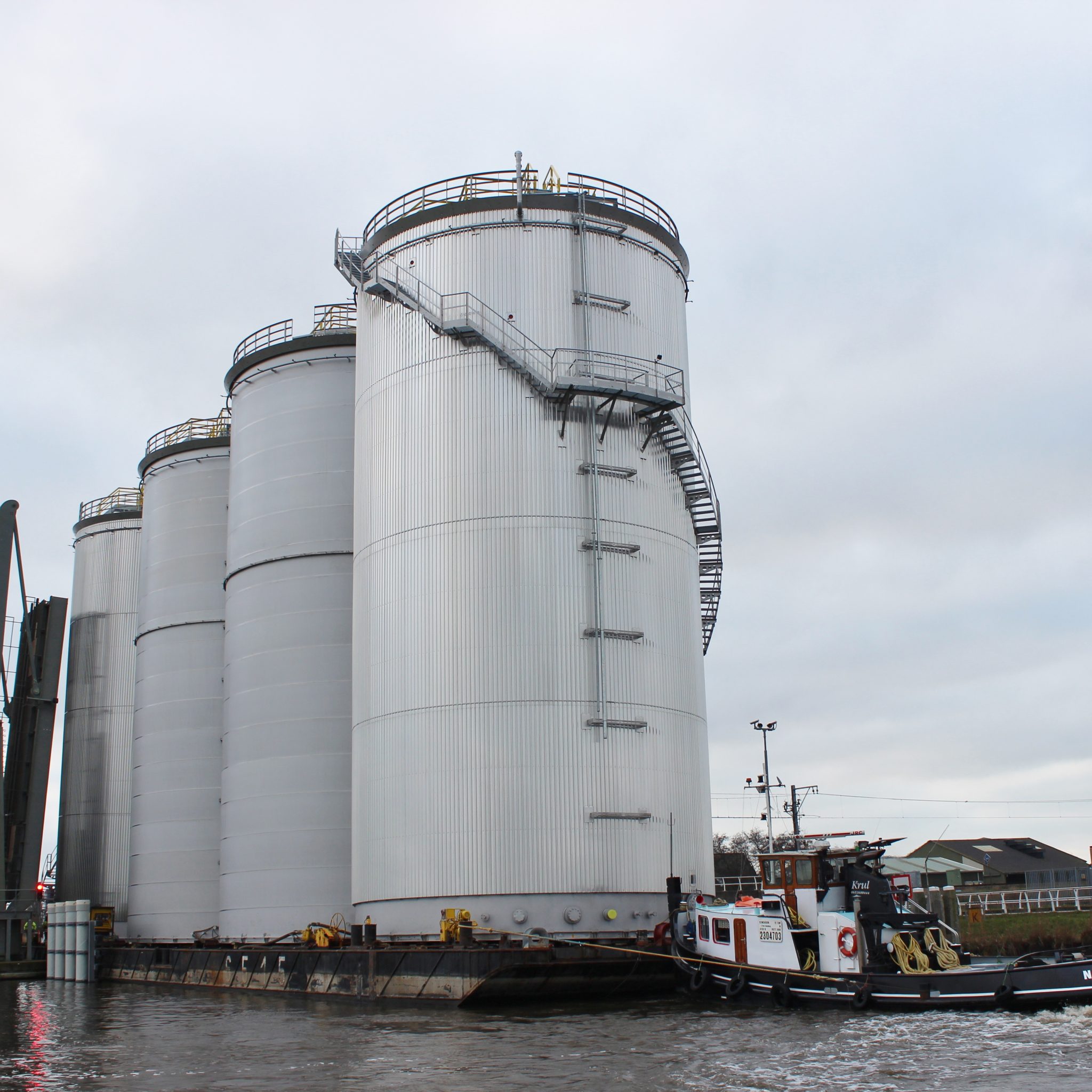 Het tanktransport over het Noordhollandskanaal. (Foto PAS Publicaties)