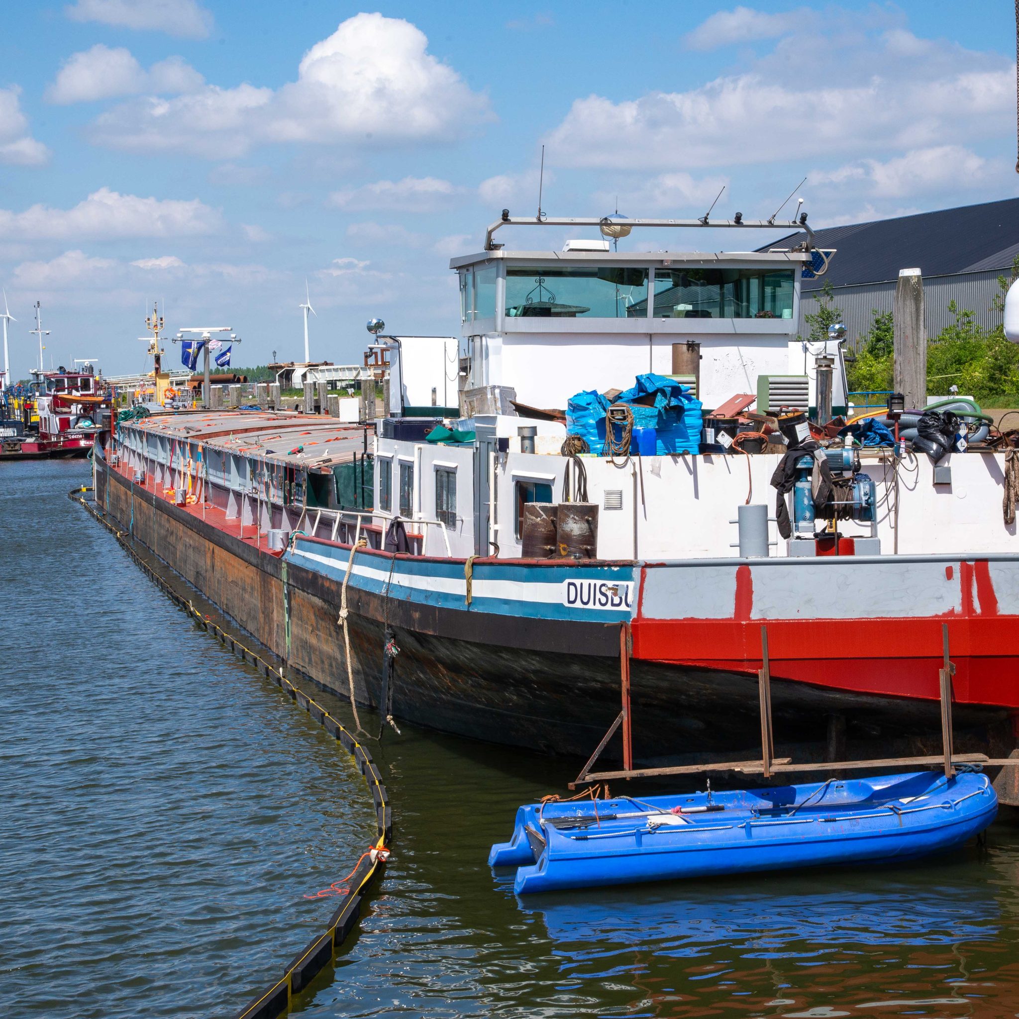 De Arsianco vorig jaar in de haven van Moerdijk. Als dekmantel voor de drugsproductie werd onderhoud aan het schip uitgevoerd. (Archieffoto Bart Oosterveld)