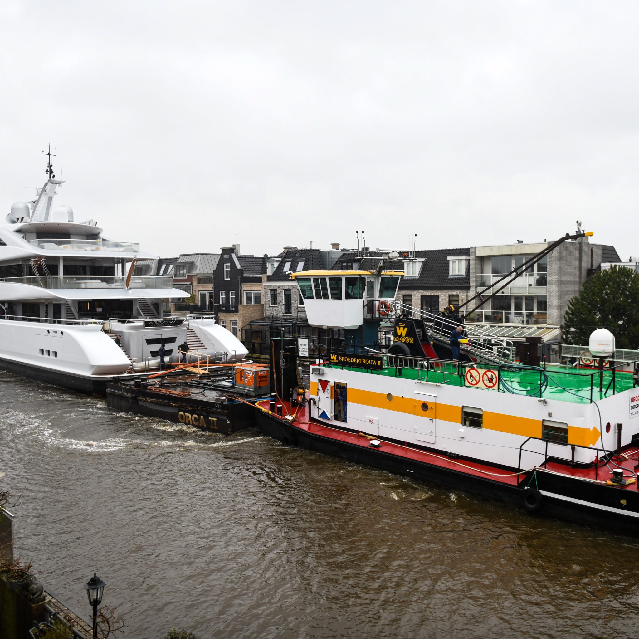 Op de foto passeert het transport, uitgevoerd door schepen van Van der Wees Watertransport, zonder veel problemen de Julianabrug in Alphen aan den Rijn. (Foto Josh Walet / MediaTV)
