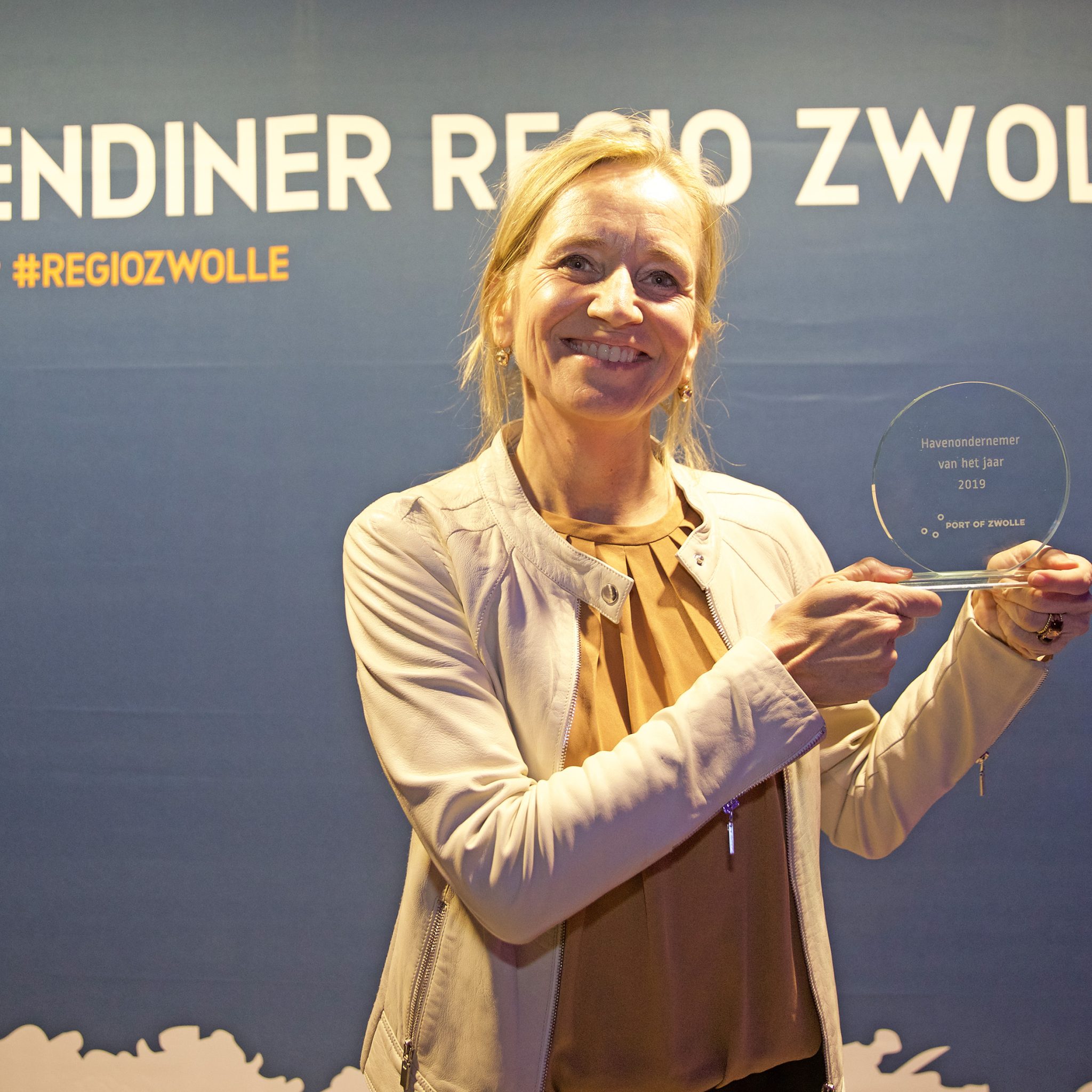 Thecla Bodewes vol trots met haar award ‘Havenondernemer van het Jaar 2019’. (Foto Port of Zwolle / Theo Smits)