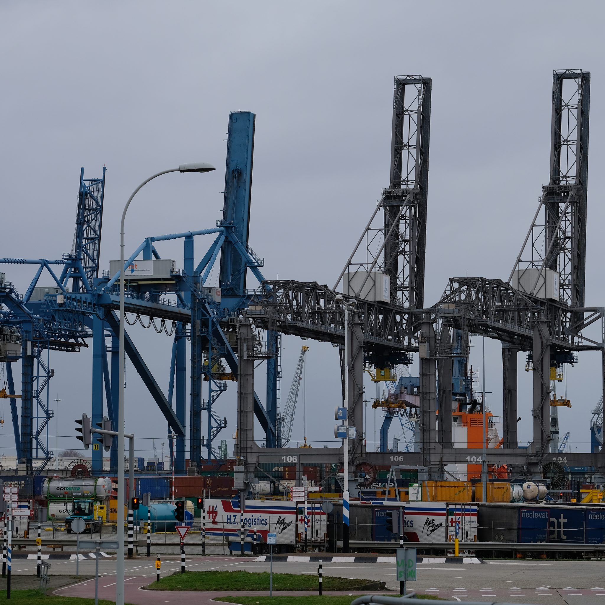 Kranen op de zeehaventerminals in Rotterdam staan zondag allemaal omhoog vanwege de storm. (Foto MediaTV / Arnold Sneeuw)