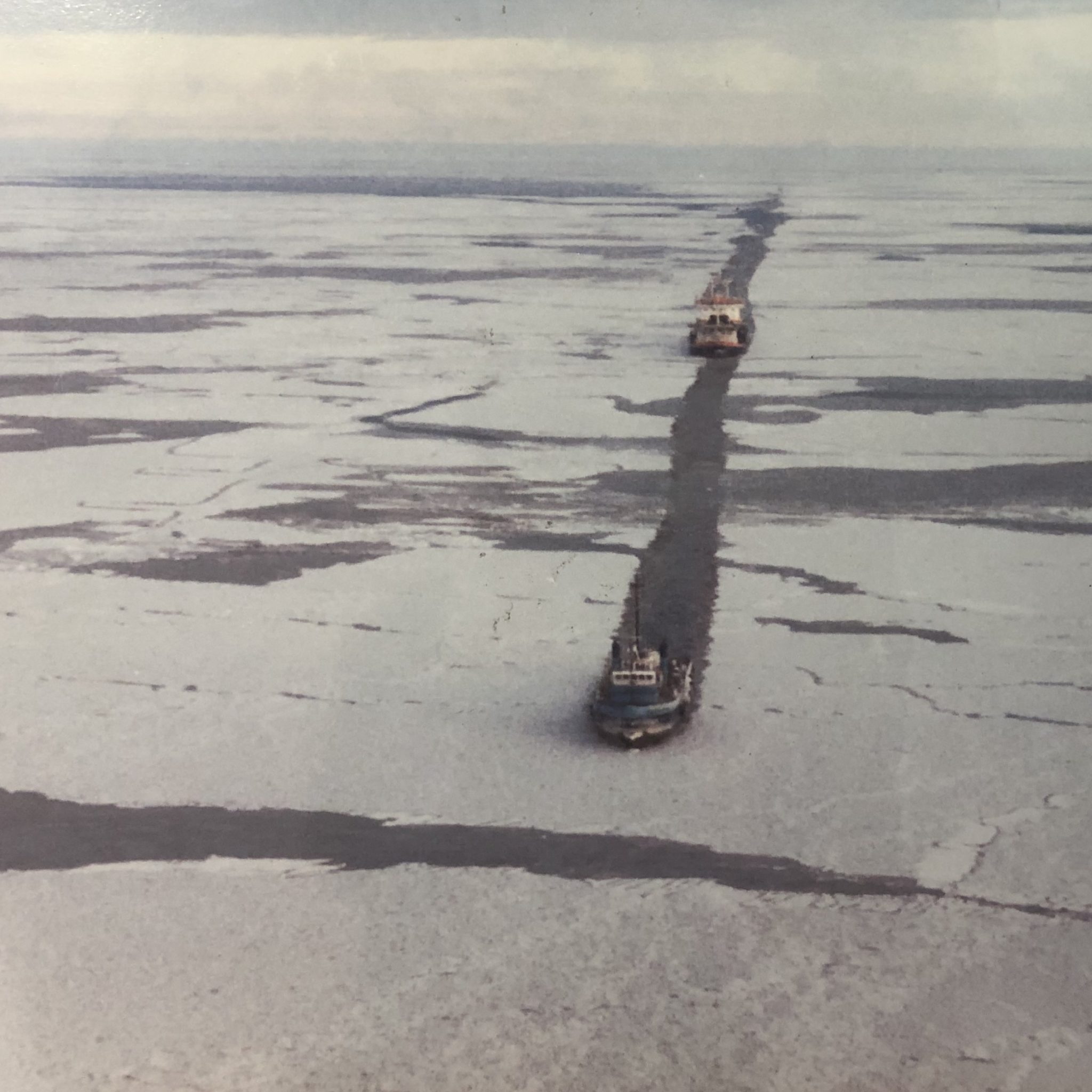 Baggerschip Geopotus IX met ijsbreker voorop in de Beaufortzee. (Foto Baggermuseum)