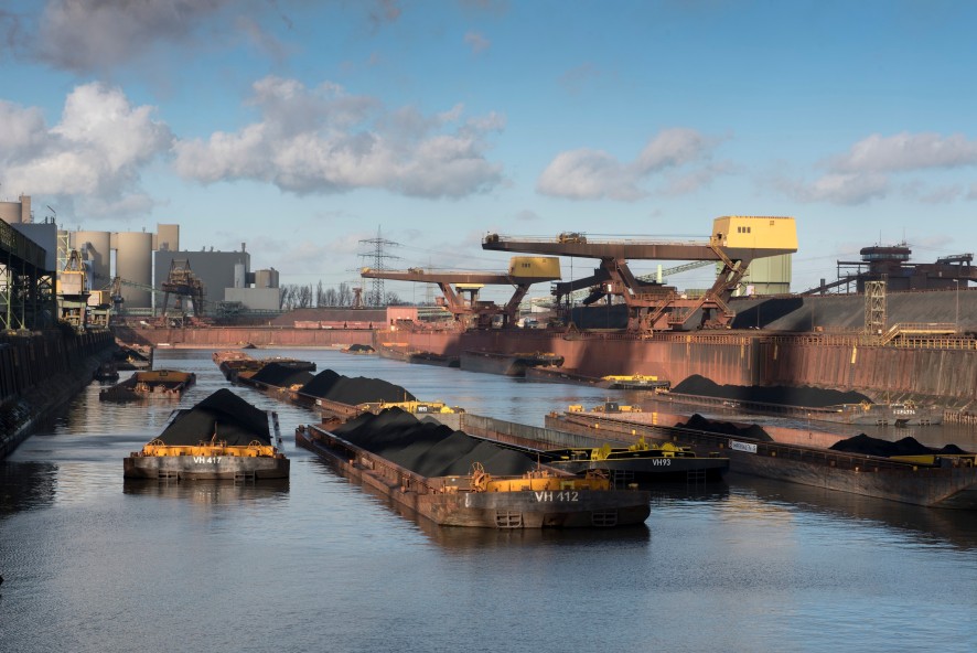 In duwbakken van Thyssenkrupp Veerhaven worden grote hoeveelheden kolen en erts aangevoerd in Bruckhausen, omgesmolten in de hoogovens en vervolgens als ruw staal verwerkt tot plaatstaal in Hüttingen. (Foto Thyssenkrupp Steel Europe)