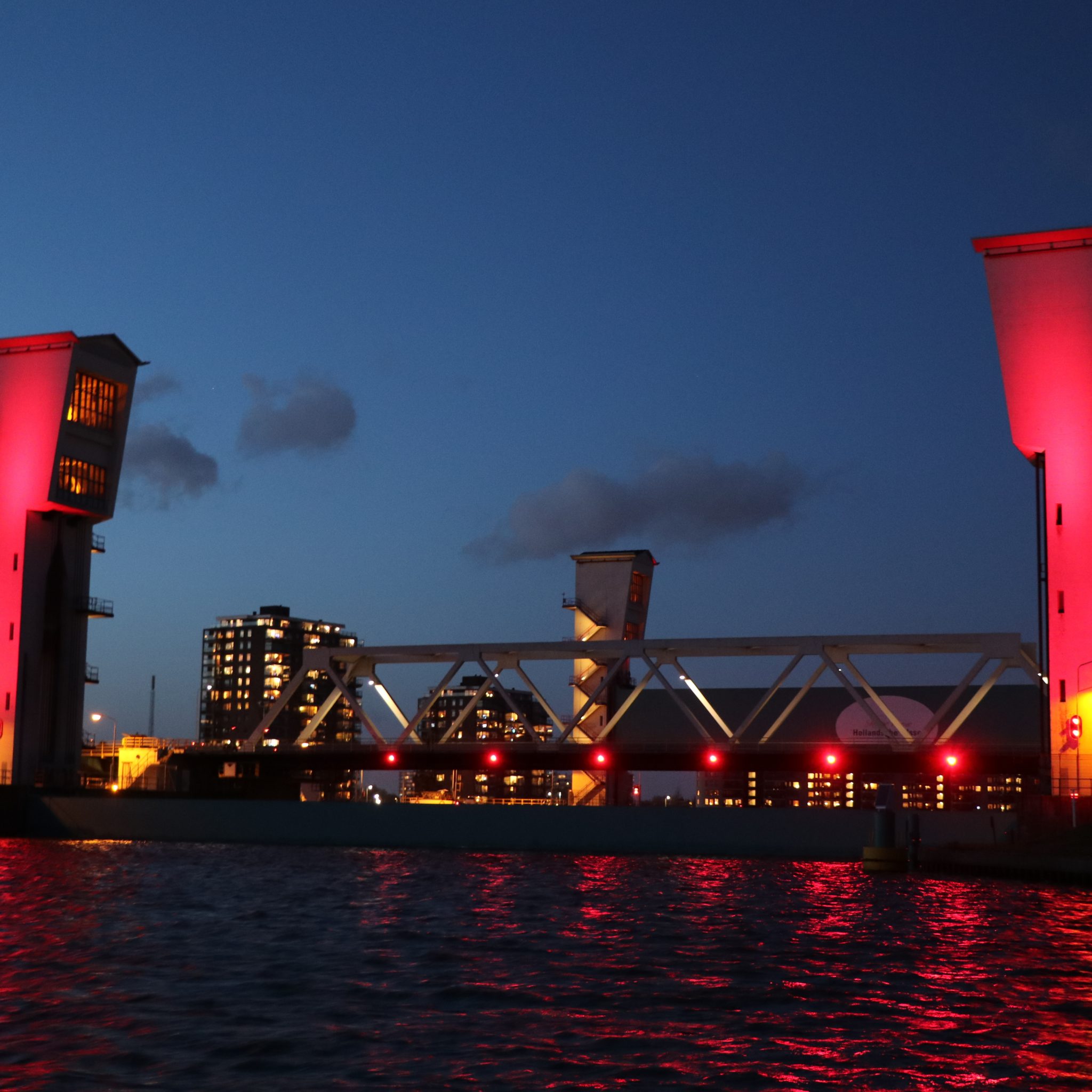 De rood gekleurde kering in de Hollandsche IJssel donderdagavond 12 maart. (Foto AS Media)