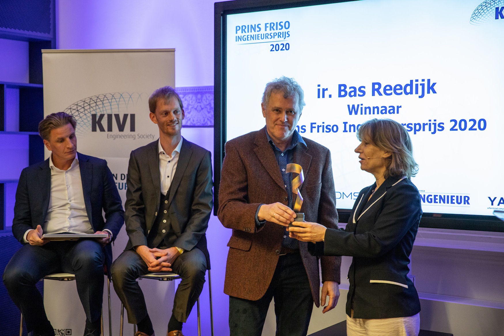 De prijsuitreiking van de Prins Friso Ingenieursprijs, met v.l.n.r. Jelte Kymmell, Erik Duisterwinkel, Bas Reedijk en Joanne Meyboom, president van KIVI. (Foto Kivi / Jordi Huisman)