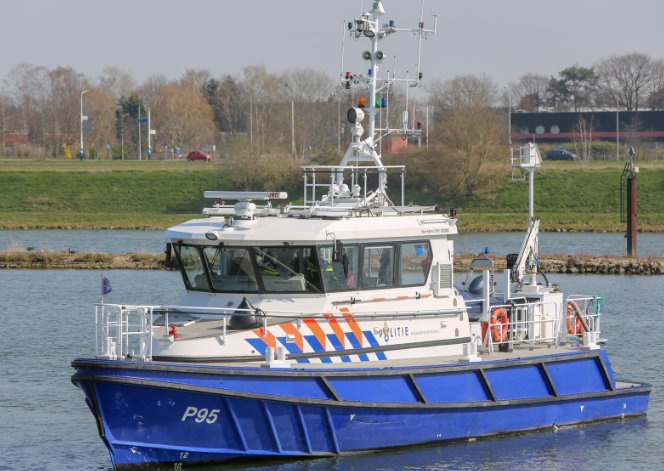 FOTO Politieduikers van het Landelijk Team Onderwaterzoekingen (LTOZ) vonden vrijdag in de Maas bij sluis Belfeld het lichaam van de vermiste matroos, nadat het met sonar was gelokaliseerd. (Twitterfoto LTOZ)