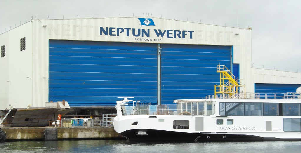 De Viking Hervor in Warnemünde voor de wal bij cruiseschepenbouwer Neptun. (Foto Neptun Werft)