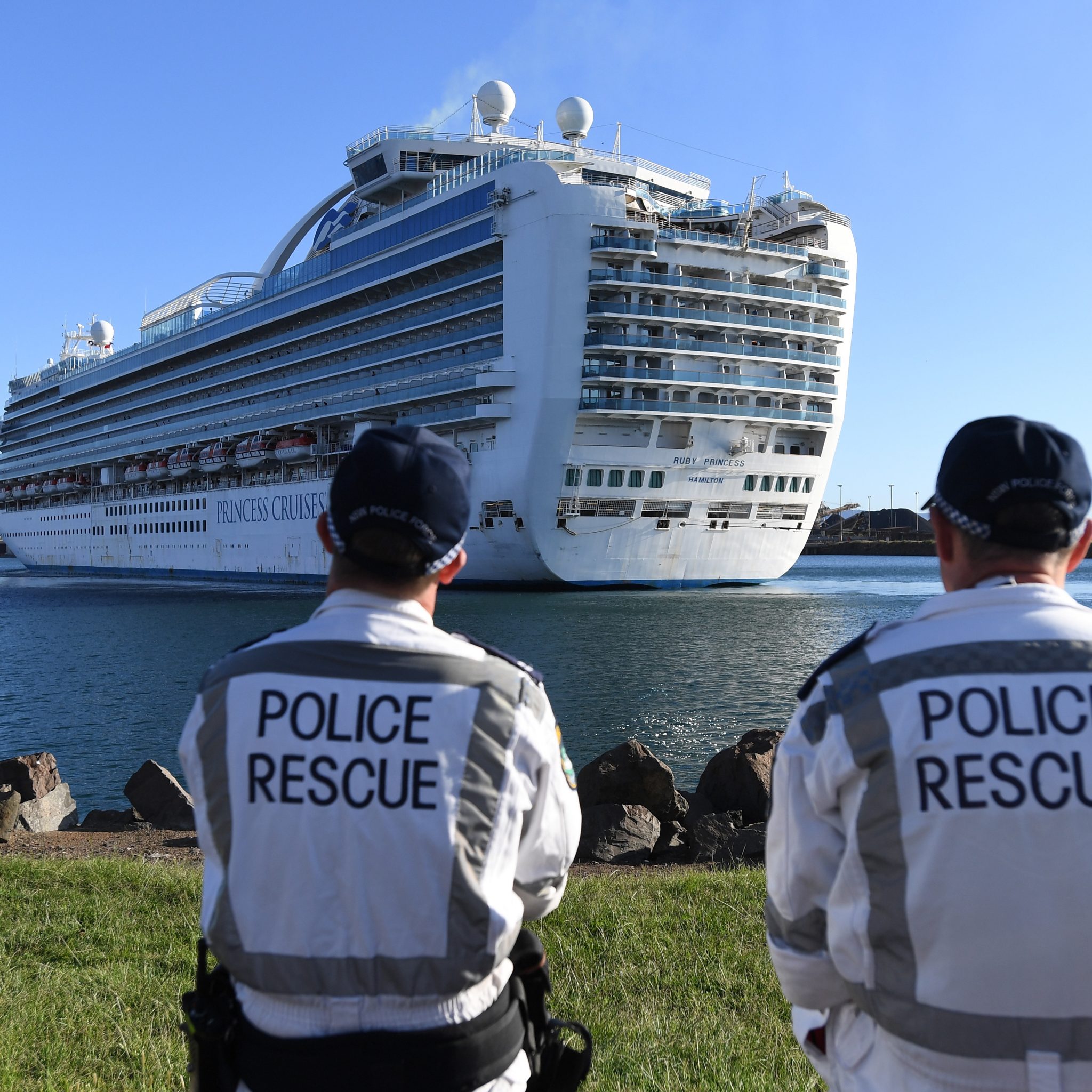 Met alleen nog bemanningsleden aan boord meerde de Ruby Princess af in de Australische haven Port Kembla. (Foto EPA / Dean Lewins) 