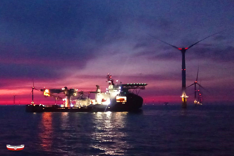 De reddingboot SK40 en het offshore supply vessel Siem Barracuda op de plaats van het ongeval. (Foto DGzRS)