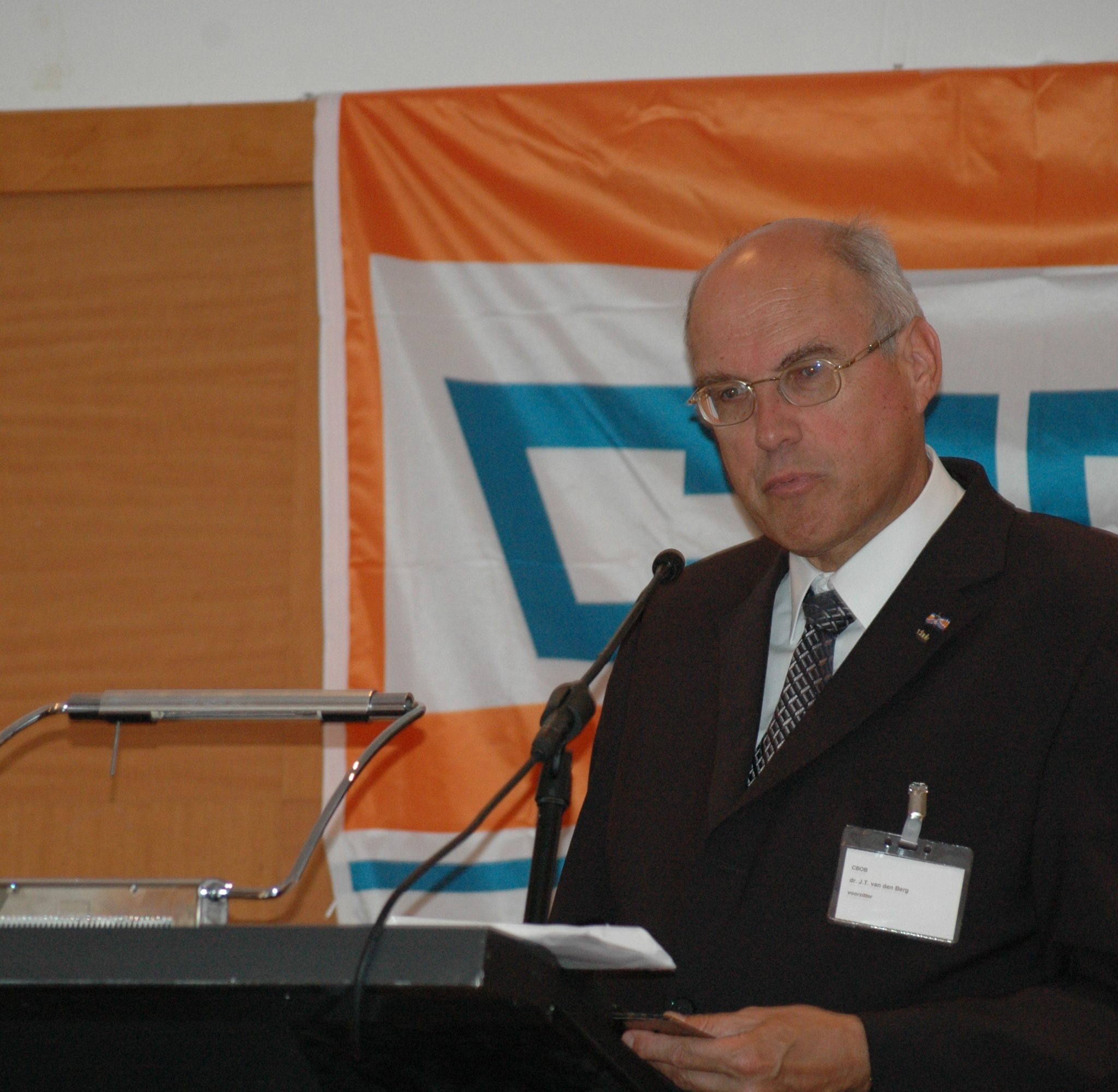 Oud-CBOB-voorzitter Koos van den Berg bij zijn afscheid in 2008: ’Ik verzeker u dat ik met warme gevoelens jegens de binnenvaart als geheel en de CBOB in het bijzonder afscheid neem.’ (Archieffoto Dirk van der Meulen)